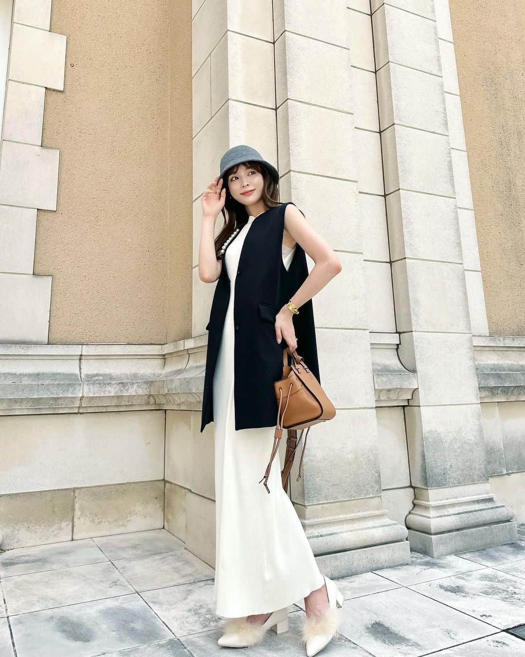 磯田 ひかる(Hikaru Isoda) のインスタグラム：「こんばんは🫶🤍 三連休明けですね〜！また一週間頑張りましょう(ᐡᴗ ̫ ᴗᐡ)  秋はいつ来るのか...？と不安になるくらい暑いですね🪿  この日はノースリのニットワンピにジレを着ていました♡ ジレで秋意識できるので🙆‍♀️  【着用アイテム】 Vest @celford_official  Dress @snidel_official  Bag @loewe  Hat @gu_for_all_   ------------------------------ picaru：162cm / 骨格ウェーブ 1st ブライトスプリング 2nd ブライトサマー  大人可愛いスタイルアップコーデ ヘアメイクを合わせた トータルスタイリングを提案🤍  不定期にストーリーで ファッションお悩み相談募集中🥰 ------------------------------  他の投稿を見る→【@picaruuu】」