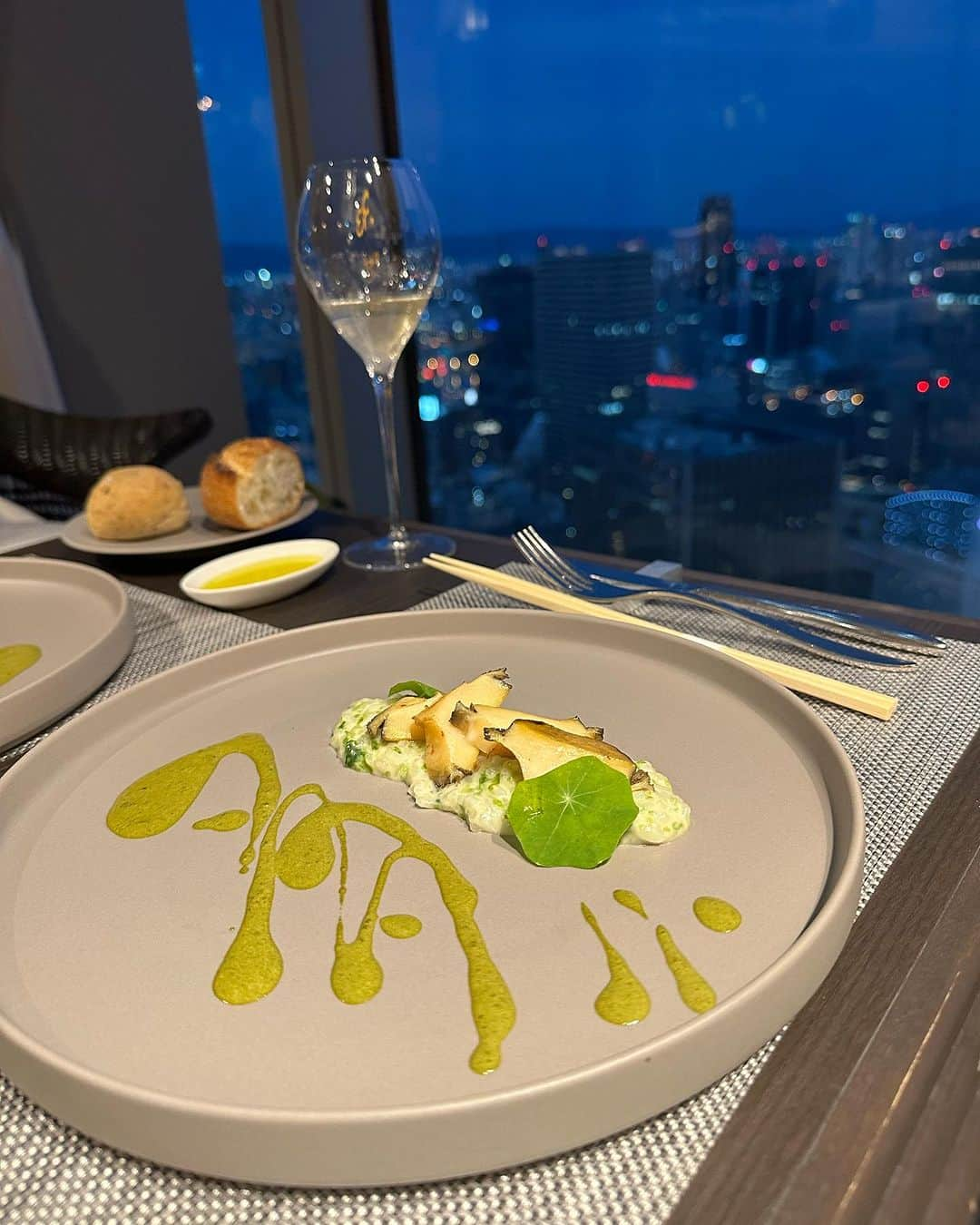 黒田絢子のインスタグラム：「Dinner time...🍽️🍾💕  #French #dinner #フレンチコース料理  #鮑 #thankyou #yammy  #lovelyday  #夜景 #niceview  #都会」