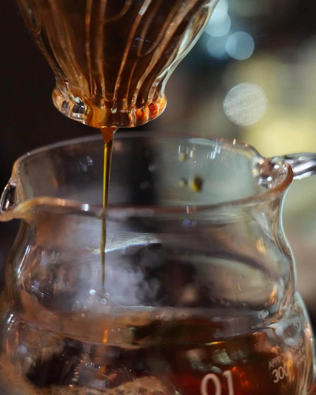 Mel Coffeeのインスタグラム：「こんにちは！ いつもMel Coffee Roastersをご利用いただき ありがとうございます🚿  夏の間皆様に楽しんでいただいた水出しパックが 店頭にわずかあるのみとなりました！ お手に取っていただいた皆様ありがとうございました😊 残っていたら是非，まだお試しでない皆様 ラストチャンスですー！  そしてその水出しパックにも使われていたケニアギキリマももうすぐお豆売りが終売。  夏の終わりと共にお店の商品も入れ替わってゆきますね🇰🇪 水出しはまた来年、NEWケニアは入れ替わって販売されますのでお楽しみに！  平日10:00-18:00 土日祝 11:00-18:00 でお待ちしております🤞🏻 (月曜日はおやすみ😴)  #melcoffeeroasters #osaka #specialtycoffee #coffee #pourover #coffeestand #kenya」