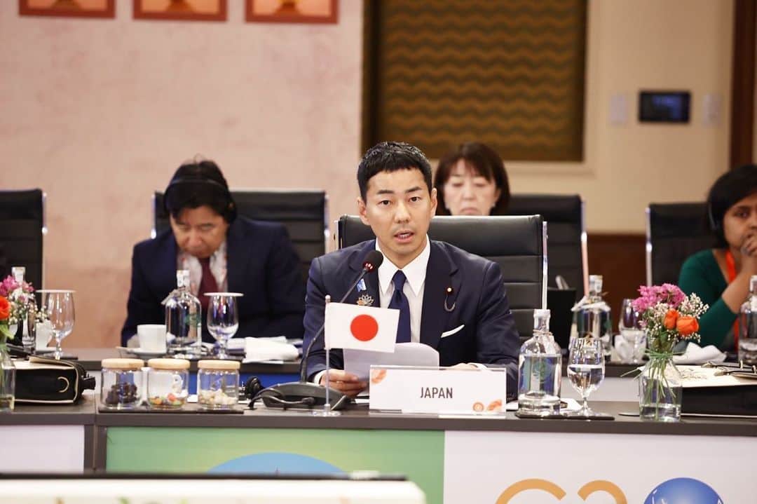 山本左近のインスタグラム：「投稿がズレてしまいましたが、8/26の文化大臣会合の投稿。 ーーーーーーーーーーー  バラナシ2日目。  本日は、文部科学政務官として G20文化大臣会合へ出席いたしました。  冒頭はインド・モディ首相のビデオメッセージから始まり、 レディ文化大臣による挨拶。  前年開催国のインドネシアと、 次年開催国のブラジルからの挨拶と報告がありました。  G20各国＋招待国が それぞれ重要施策について述べるパートでは、 会議直前まで原稿を微修正しながら 日本として打ち出すべきメッセージを考え臨み、 私が日本を代表して発言させて頂きました。  2時間以上かかって全ての国の発言が終わった後、 本会議前までに数ヶ月に渡って ワーキンググループで議論されてきた取りまとめが ドラフトとして提出されました。  結果として、 「成果文書(※パラグラフ15を除く)、パラグラフ15は議長声明」 という形で合意がなされたことは 大変喜ばしいことであり、 取りまとめに至るまで文化庁の皆さんや 関係各位の皆さんのご尽力に感謝申し上げます。  ※パラグラフ15 ロシアによるウクライナ侵略を非難する段落  【参加国一覧】 ▶︎G20 アルゼンチン、オーストラリア、ブラジル、カナダ、中国、フランス、ドイツ、インド、インドネシア、イタリア、日本、韓国、メキシコ、ロシア、サウジアラビア、南アフリカ、トルコ、イギリス、アメリカの19ヶ国と欧州連合(EU)   ▶︎招待国 バングラデシュ、エジプト、モーリシャス、オランダ、ナイジェリア、オマーン、シンガポール、スペイン、アラブ首長国連邦  #インド #バラナシ #G20 #文化大臣会合 #文部科学政務官 #政務官 #山本左近」