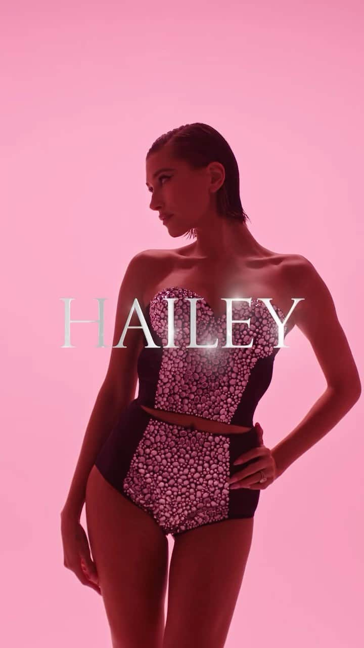 ヴィクトリアズ・シークレットのインスタグラム：「@haileybieber in a custom VS look for #TheTour23.」