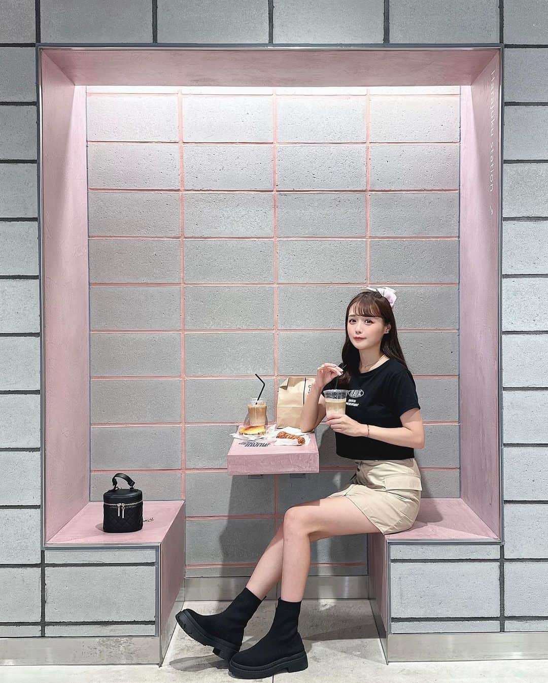 計良日向子（ひなひ）のインスタグラム：「. 渋谷に新しくオープンした複合施設 道玄坂通に行ってきたよ🥐🎀 . . . 一階にあるフリースペースがピンクで とっても可愛かった🍑💞 一階のパン屋さんでテイクアウトして ランチしたよ🥯 ジェラート屋さんとかお弁当屋さんとか 色んなお店が入ってたよ♡ . . . 👗トップス　@grl_official . 👗スカート　@grl_official . 👜バッグ　@grl_official . 👢ブーツ　@shoesincloset_official . . . このブーツまじで足細く見える🥹 そして歩きやすくてこの秋冬は 大活躍しそう🥹❕ . . . #渋谷カフェ #東京カフェ #カフェ巡り #道玄坂通 #grl #grl購入品 #grlコーデ #グレイル #グレイル購入品 #グレイルコーデ」