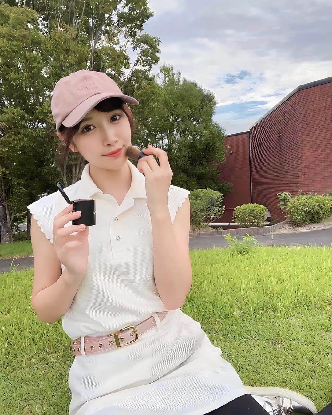 めるのインスタグラム：「9月中旬になるけど暑いよねぇ🥵☀️ まだまだ紫外線も気になる😨  最近、ブラシで塗るUVパウダーファンデーションを使ってみて良かったのでシェアするね❤️  ブラシが内臓されてるからゴルフ中も手を汚さずにUVケアできるの😎✨  VIVOLUCE β @vivoluce_ SPF50+/PA++++ しっかりUVカット効果もあって、シミシワ隠しにも◎ 洗顔で落とせるのも嬉しい🫧  最近ファンデーションする男性も増えてきたよね👨 これはコンパクトで持ち運び楽だし、ササっと塗り直せるところが気に入ってる♪  ブラウンとベージュの2色あって ブラウンは日焼けしてる方向けで、私はベージュがいい感じだった！  9月もまだまだ暑いからしっかり紫外線対策しよー❤️  クーポン発行していただいので、気になる方は是非使ってね😘 クーポンコード【meru】  #日焼け対策 #紫外線対策  #ゴルフ女子 #ゴルフ男子#ゴルフコーデ#ゴルフウェア#ゴルフファッション#ゴルフ場#ゴルフ #VIVOLUCEB #ヴィヴォルチェベータ #PR投稿 #ゴルフ好きな人と繋がりたい#ゴルフ好き」