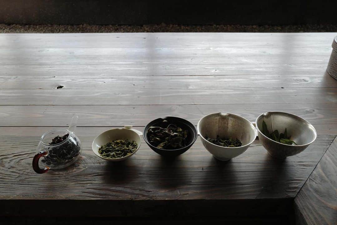 行方 久子 Hisako Namekataのインスタグラム：「. 緑茶、紅茶、烏龍茶、白茶........  @shunichi_matsuo さんの茶小屋でのひととき。」
