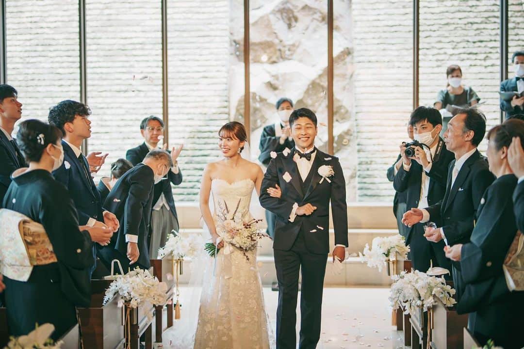 のインスタグラム：「.  Ceremony  ゲストのみなさまと距離の近いチャペル  沢山の祝福の歓声の中 大切なご家族やご友人のお姿を見て笑顔が溢れます  ぜひ みなさまもかけがえのないお時間をお過ごしください  @oriental.hotel.kobe  @oriental.hotel.wedding  @kobe_laviephotography  @guppy_photograph  @thetreatdressing  @treat_gentleman  @noritaka_igarashi  #ohk花嫁 #weddingbouquet #weddingdress #tuxedo #ウェディングドレス #タキシード #ウェディングブーケ #居留地 #thetreatdreesing #orientalhotel #orientalhotelwedding #オリエンタルホテル #オリエンタルホテル旧居留地」