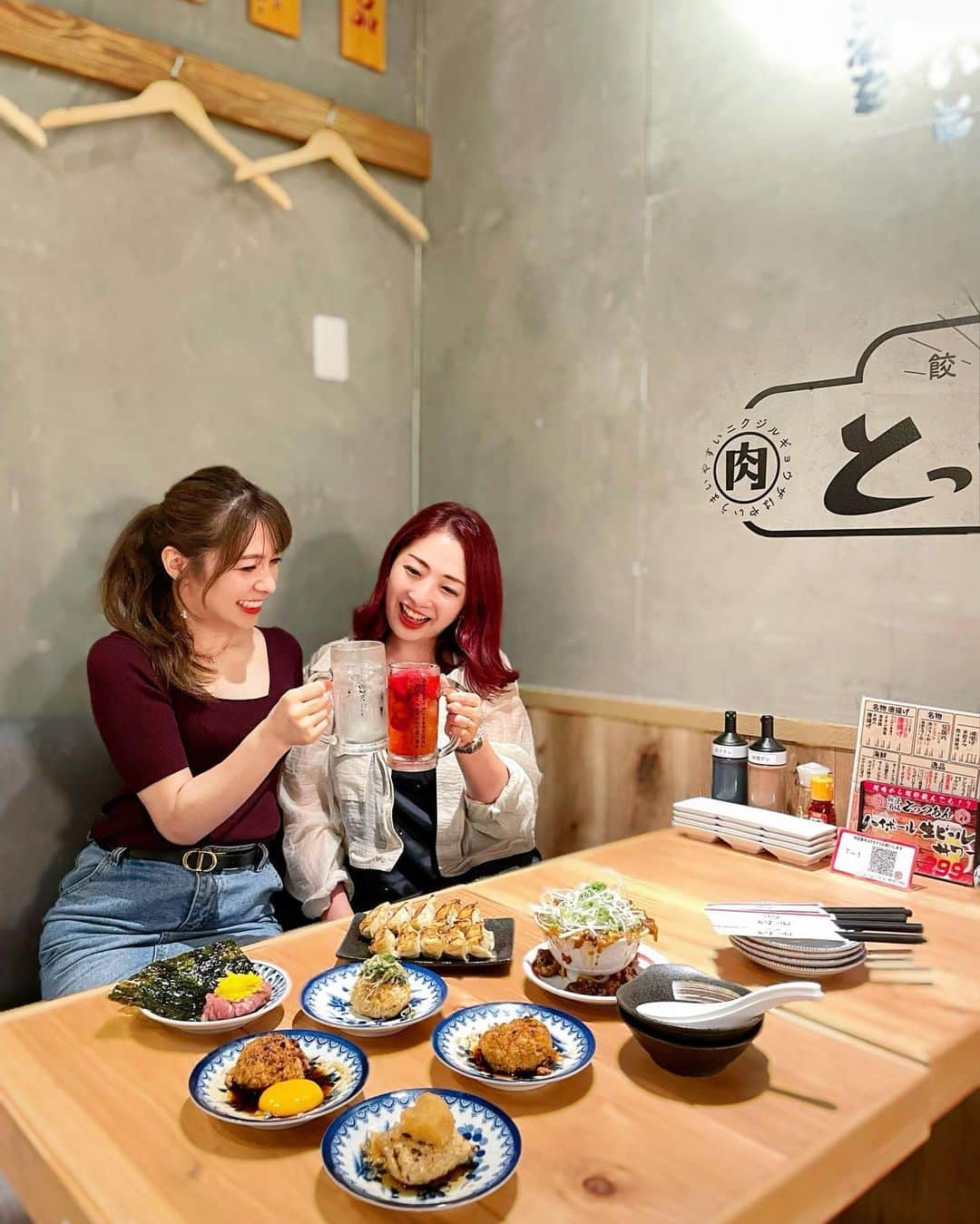 岩根沙恵子?さえみるさんのインスタグラム写真 - (岩根沙恵子?さえみるInstagram)「🥟𝔾𝕪𝕠𝕫𝕒 本日9/19Open‼️ご招待いただきました🙏 福岡・大阪の人気系列店舗の渋谷初出店 【渋谷 餃子酒場肉汁とっつぁん】 @gyoza_nikuju_tottsuan   (最後にお得情報もあるよ📢🩵)  渋谷初出店👏 リーズナブルな価格なのに 美味しすぎてびっくりした🥹❤️‍🔥  とっつぁん餃子やレバニラなど お酒好きさんにはぴったり最高な メニューがたっくさん🤤💖  私のおすすめは••• 餃子酒場だから餃子は必須でしょう💛 種類もあるからいいよね◎ 食べやすいサイズだったし味変して再注文したよ🤫  あとはね！チキン南蛮！ カラッと揚がっていていて 油っこくないし食べやすい。  あとはやっぱりつくねたち🤣 これはぜひ頼んでほしいなあ✨😍  レバニラは自分で調理するの！ これは面白かった〜😚！ 【レバーはバランスよく必須アミノ酸が摂取できるし 栄養の宝庫って呼ばれているんですよ🤍】  そうそう！ ドリンクの種類も豊富なの🥤 なんと！ハイボールはいつでも99円🤪 生ビールとサワーは299円！  それからね！ みんな大好き個室もあるよ！🥹 個室だと周りが気にせずゆっくり楽しめるから嬉しい✨ デートにも女子会にも◎  最後に‼️ 『キャンペーン情報』👏〜10月6日まで🌱 SNSのフォロー特典として 777円飲み放題orお会計10％OFF🖤  #餃子酒場肉汁とっつぁん #渋谷居酒屋 #shibuyadinner #居酒屋デート #居酒屋好きな人と繋がりたい #コスパ最高 #管理栄養士 #キャンペーン情報 #大衆酒場 #レバニラ #ぎょうざ #餃子スタグラム」9月19日 22時41分 - saemiltiii