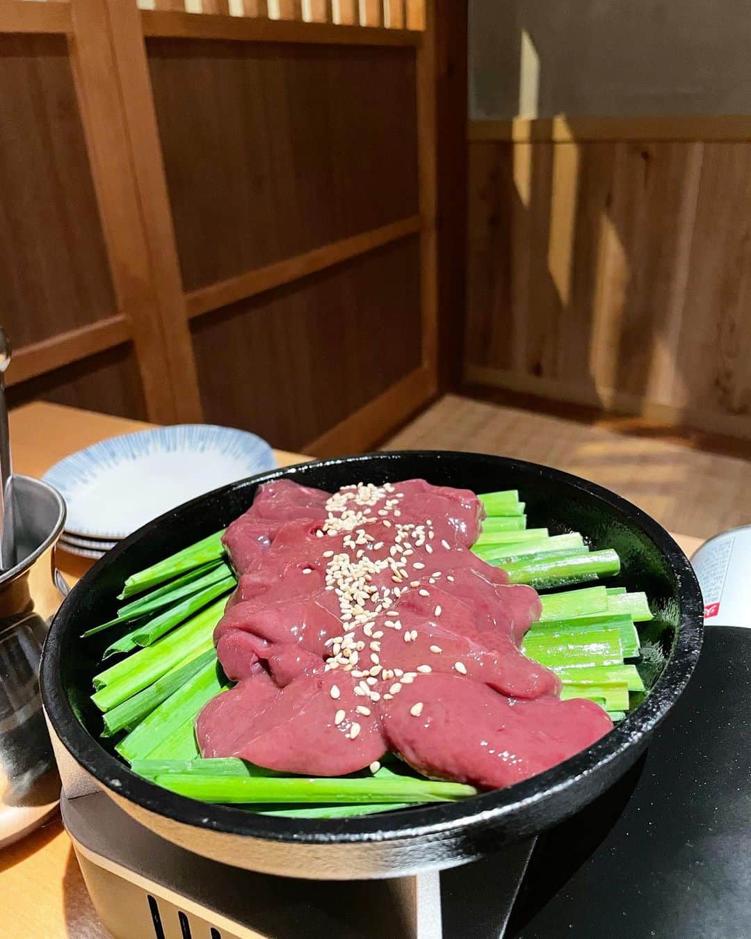 岩根沙恵子?さえみるさんのインスタグラム写真 - (岩根沙恵子?さえみるInstagram)「🥟𝔾𝕪𝕠𝕫𝕒 本日9/19Open‼️ご招待いただきました🙏 福岡・大阪の人気系列店舗の渋谷初出店 【渋谷 餃子酒場肉汁とっつぁん】 @gyoza_nikuju_tottsuan   (最後にお得情報もあるよ📢🩵)  渋谷初出店👏 リーズナブルな価格なのに 美味しすぎてびっくりした🥹❤️‍🔥  とっつぁん餃子やレバニラなど お酒好きさんにはぴったり最高な メニューがたっくさん🤤💖  私のおすすめは••• 餃子酒場だから餃子は必須でしょう💛 種類もあるからいいよね◎ 食べやすいサイズだったし味変して再注文したよ🤫  あとはね！チキン南蛮！ カラッと揚がっていていて 油っこくないし食べやすい。  あとはやっぱりつくねたち🤣 これはぜひ頼んでほしいなあ✨😍  レバニラは自分で調理するの！ これは面白かった〜😚！ 【レバーはバランスよく必須アミノ酸が摂取できるし 栄養の宝庫って呼ばれているんですよ🤍】  そうそう！ ドリンクの種類も豊富なの🥤 なんと！ハイボールはいつでも99円🤪 生ビールとサワーは299円！  それからね！ みんな大好き個室もあるよ！🥹 個室だと周りが気にせずゆっくり楽しめるから嬉しい✨ デートにも女子会にも◎  最後に‼️ 『キャンペーン情報』👏〜10月6日まで🌱 SNSのフォロー特典として 777円飲み放題orお会計10％OFF🖤  #餃子酒場肉汁とっつぁん #渋谷居酒屋 #shibuyadinner #居酒屋デート #居酒屋好きな人と繋がりたい #コスパ最高 #管理栄養士 #キャンペーン情報 #大衆酒場 #レバニラ #ぎょうざ #餃子スタグラム」9月19日 22時41分 - saemiltiii