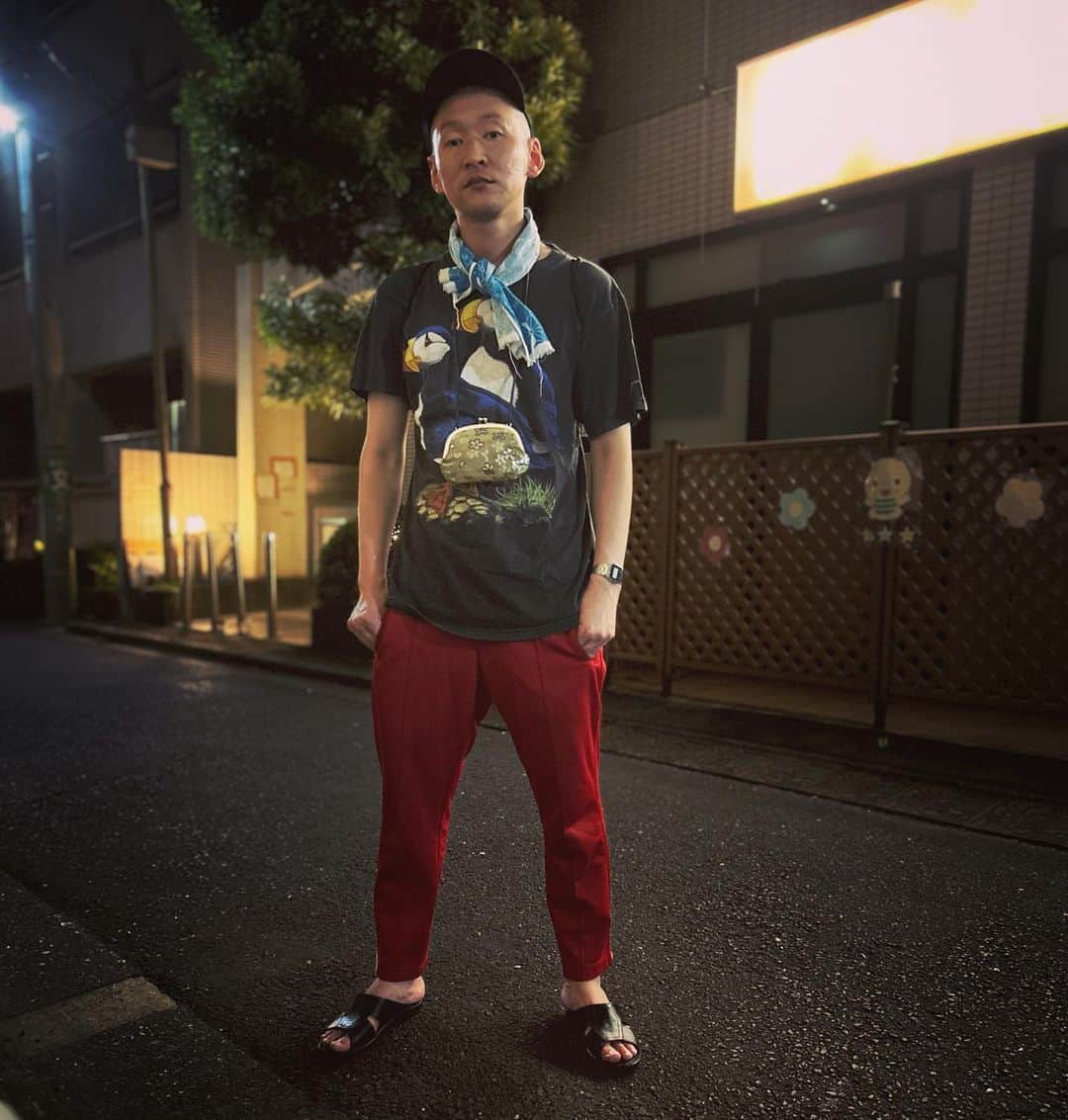 のインスタグラム：「今日の服装。 キングオブコントのリハの日。  エトピリカのTシャツ。 adidasの赤ジャージ。 無駄づくりの黒帽子に黒の便所サンダルと手ぬぐい金のがま口。  キングオブコントのリハでした。 明日から2日間キングオブコント準決勝です。 全力で出来るよう祈って全力で頑張ります。 帰りに栄養価多い家系ラーメン食べに電車降りたらたまたま隣が明日一緒のキングオブコント準決勝のななまがりの初瀬さんで頼んでたメニューもほぼ同じでびっくりしました。 明日頑張ろう。 祈って早めに寝ます。 高円寺の路地で撮りました。 高円寺ありがとう。  #今日着た服 #ファッション #古着 #キングオブコント #明日 #頑張れよ」