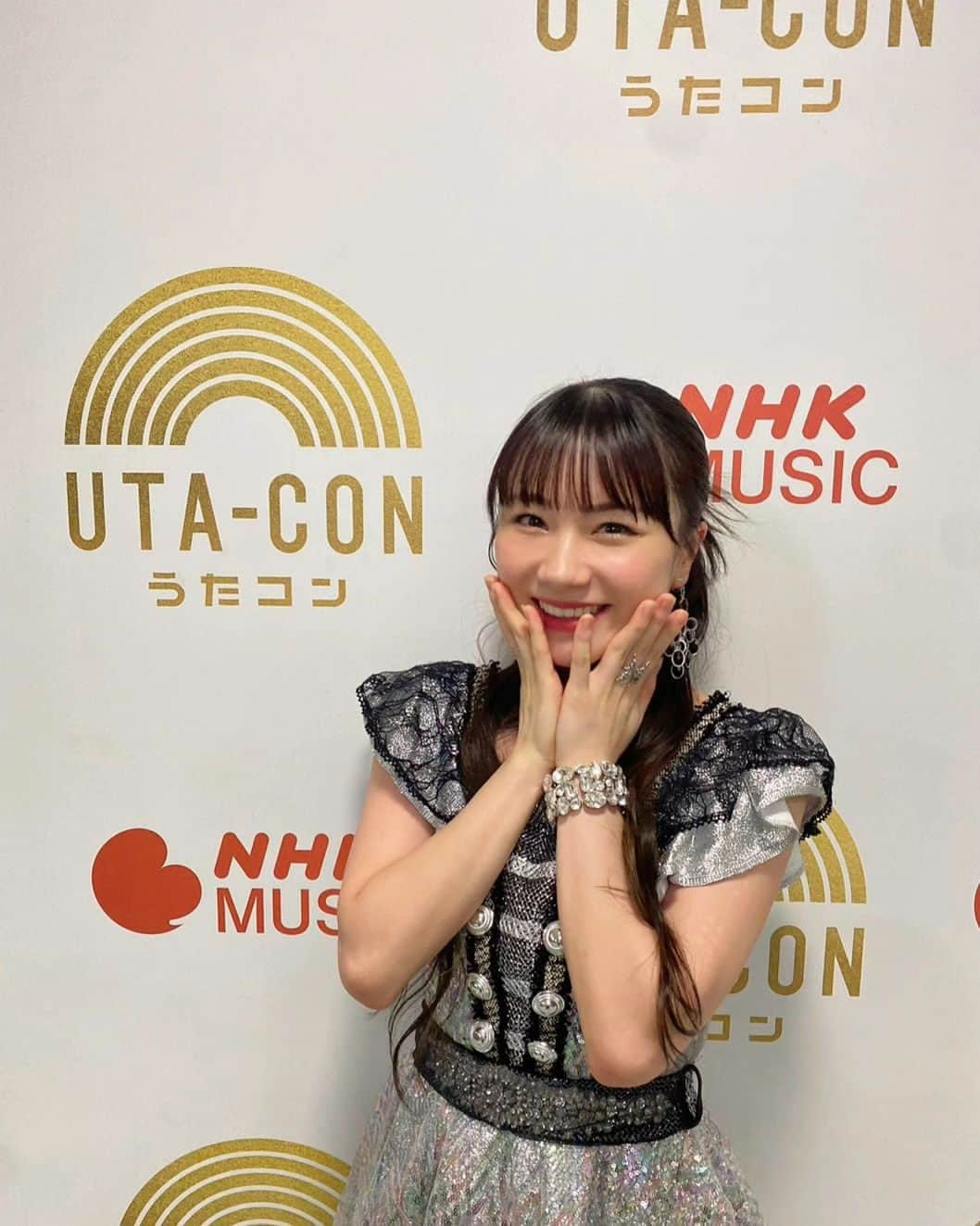 石田亜佑美のインスタグラム：「NHK「うたコン」     応援ありがとうございました🍀 そして素敵な機会をありがとうございました🍀     側で保田圭さんが見守ってくださる中 ♪恋愛レボリューション21 ♪恋のダンスサイト ♪ハッピーサマーウエディング ♪ザ☆ピ～ス！ ♪I WISH ♪LOVEマシーン 夏まゆみ先生が振りつけてくださった 6曲を詰め込んだスペシャルメドレーの披露   お楽しみいただけましたでしょうか😌🪽      大好きな歌とダンスを楽しんで……と VTRで夏先生が仰ってるのを見て 私も今から楽しもう！！！と 改めて夏先生にとても心を動かされました   夏先生、今日のモーニング娘。'23はどうでしたか😌🪽       #うたコン #morningmusume23 #モーニング娘23 #石田亜佑美 #2枚目は保田さんと目があっています🤭」