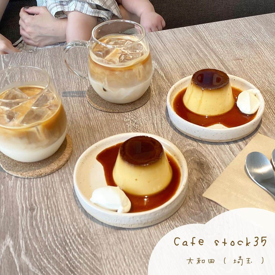 haruのインスタグラム：「ㅤㅤㅤㅤㅤㅤㅤㅤㅤㅤㅤㅤㅤ ㅤㅤㅤㅤㅤㅤㅤㅤㅤㅤㅤㅤㅤ 📍Cafe stock35 ⌇大和田 ( 埼玉県 )  ☑︎ プリン ¥450 ☑︎ アイスラテ ¥550  ラテは豆🫘が選べるそうで一番苦いやつにしたんだけど 美味しすぎて私の好きな味でまた飲みたいランキングに入ったくらいしみた🥹💕笑  近かったらめっちゃ通いたいくらい美味しかった😂笑  お店の方優しくて、ちび🐻くんずっと見てた😂🤍 また大宮の方に行く事があれば絶対いく🥹🫶🏻  ひなに抱っこしてもらえてご機嫌なちび🐻くんも せっかくなので思い出投稿☺️💓笑  #埼玉カフェ#大宮カフェ#大和田カフェ#関東カフェ #おはるカフェめぐり」