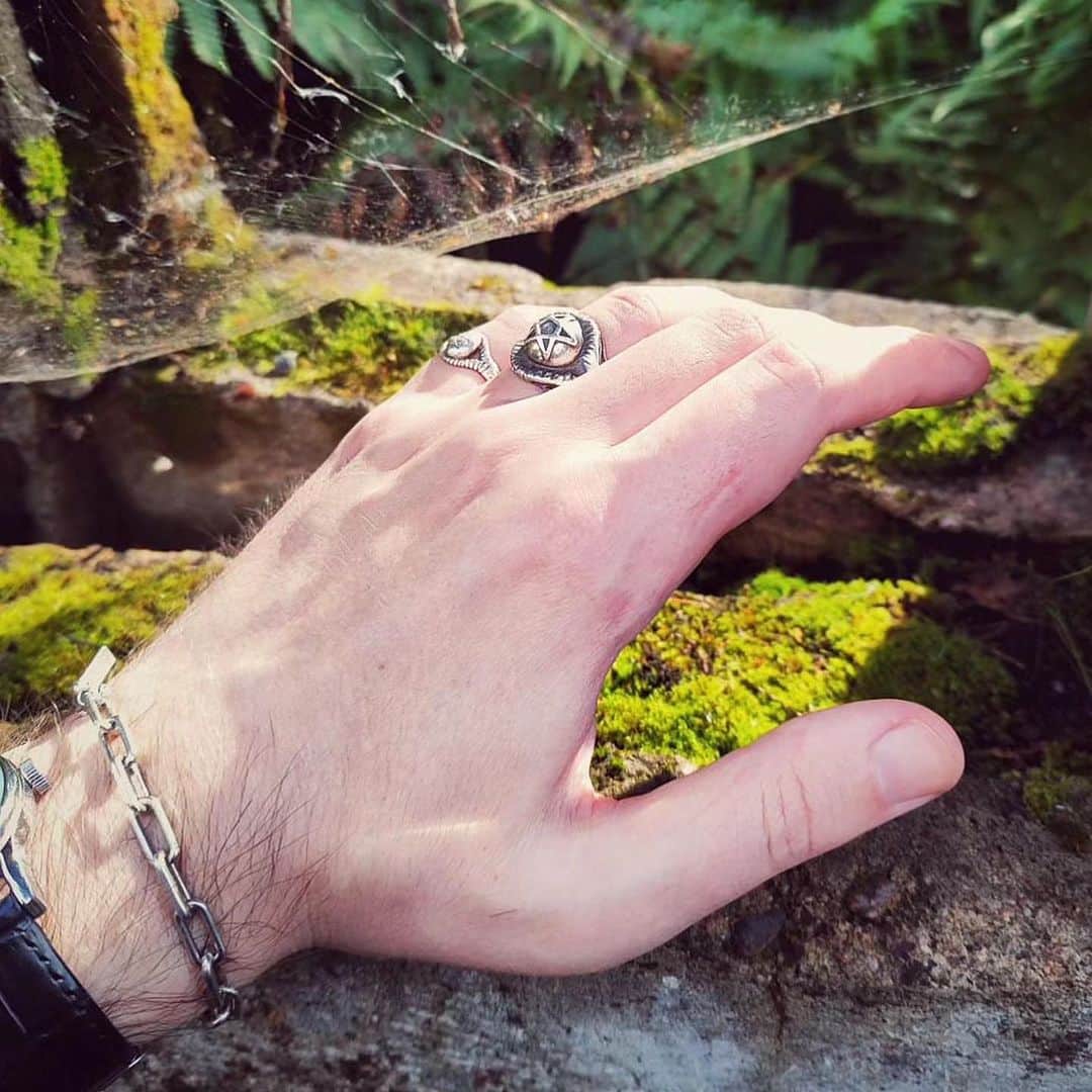 アレックスストリーターさんのインスタグラム写真 - (アレックスストリーターInstagram)「⛥ 𝔑𝔞𝔱𝔲𝔯𝔢’𝔰 𝔐𝔞𝔤𝔦𝔠𝔎 ⛥ Thank you to @dnicene for this beautiful photo of the Pagan Ring! {Tap for details}   #AlexStreeter #pentagramring #witch #witchythings」9月19日 22時37分 - alexstreeternyc