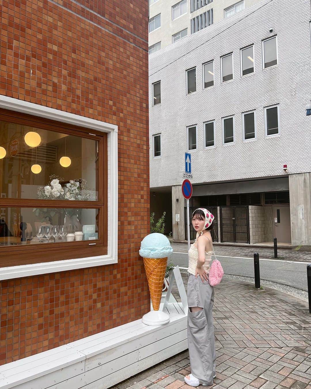古関れんのインスタグラム：「🍓♡ 福岡天神にあるカフェHOC かわいかった🐇  #instafashion #福岡カフェ #天神カフェ」