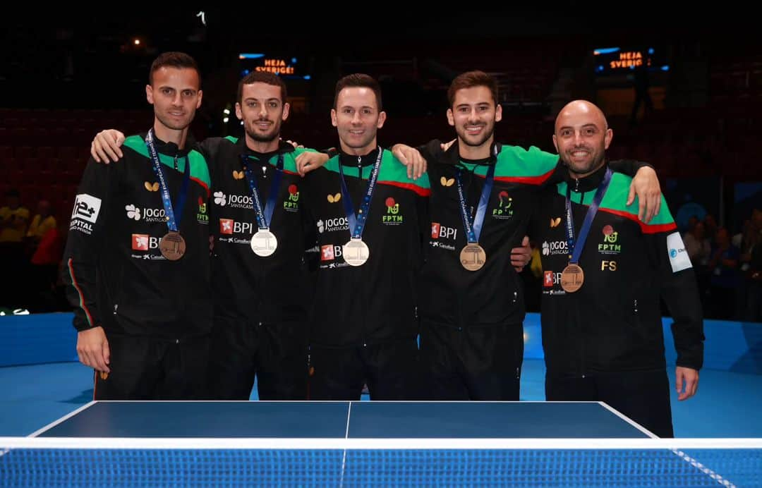 ジョアン・モンテイロのインスタグラム：「Medalha de bronze no Campeonato da Europa🥉 Já são 5 medalhas 🥇🥈🥈🥉🥉 conquistadas por Portugal em equipas na prova rainha do continente europeu e tambem a confirmação de que há mais de 10 anos que somos uma potência da modalidade a nível sénior. Para mim foi um prazer e um orgulho representar novamente o meu país e poder partilhar momentos de tensão, nervosismo, por vezes tristezas, alegrias e sentido de dever cumprido junto dos meus colegas/amigos, treinadores, staff médico e dirigentes federativos. Obrigado a todos os que enviaram, durante estes 10 dias, mensagens de encorajamento e que sempre nos apoiaram do princípio ao fim da prova. Aproveitar tambem para dar os parabéns á equipa feminina portuguesa pela medalha de bronze 🥉🇵🇹🙌🏻 e á equipa masculina da Suécia pela conquista do titulo europeu 🥇🏆👏🏻 em frente ao seu publico e que me fez recordar os grandes momentos passados na Meo Arena (agora Altice Arena) em 2014 quando também nós fomos Campeões da Europa em frente ao nosso publico 🇵🇹🏓🥇  Bronze medal at the European Championship.  Its the 5th medal 🥇🥈🥈🥉🥉 won by Portugal in team events in the most important event of the European continent and also the confirmation that we have been one of the powerhouses of this sport at senior level for more than 10 years. For me it was a pleasure and a pride to represent again my country and to be able to share moments of tension, nervousness, sometimes sadness, often joy and accomplishment with my colleagues/friends, coaches, medical staff and federative staff. Thanks to everyone who sent messages of encouragement during these 10 days and who always supported us from the beginning to the end of the competition. I also want to congratulate the portuguese women team for the bronze medal 🥉🇵🇹🙌🏻  and the mens team of Sweden 🇸🇪 for winning the European title 🥇🏆👏🏻 in front of their home crowd, which made me remember the great moments spent at Meo Arena in 2014 when we were also European Champions in front of our home crowd 🇵🇹🏓🥇」