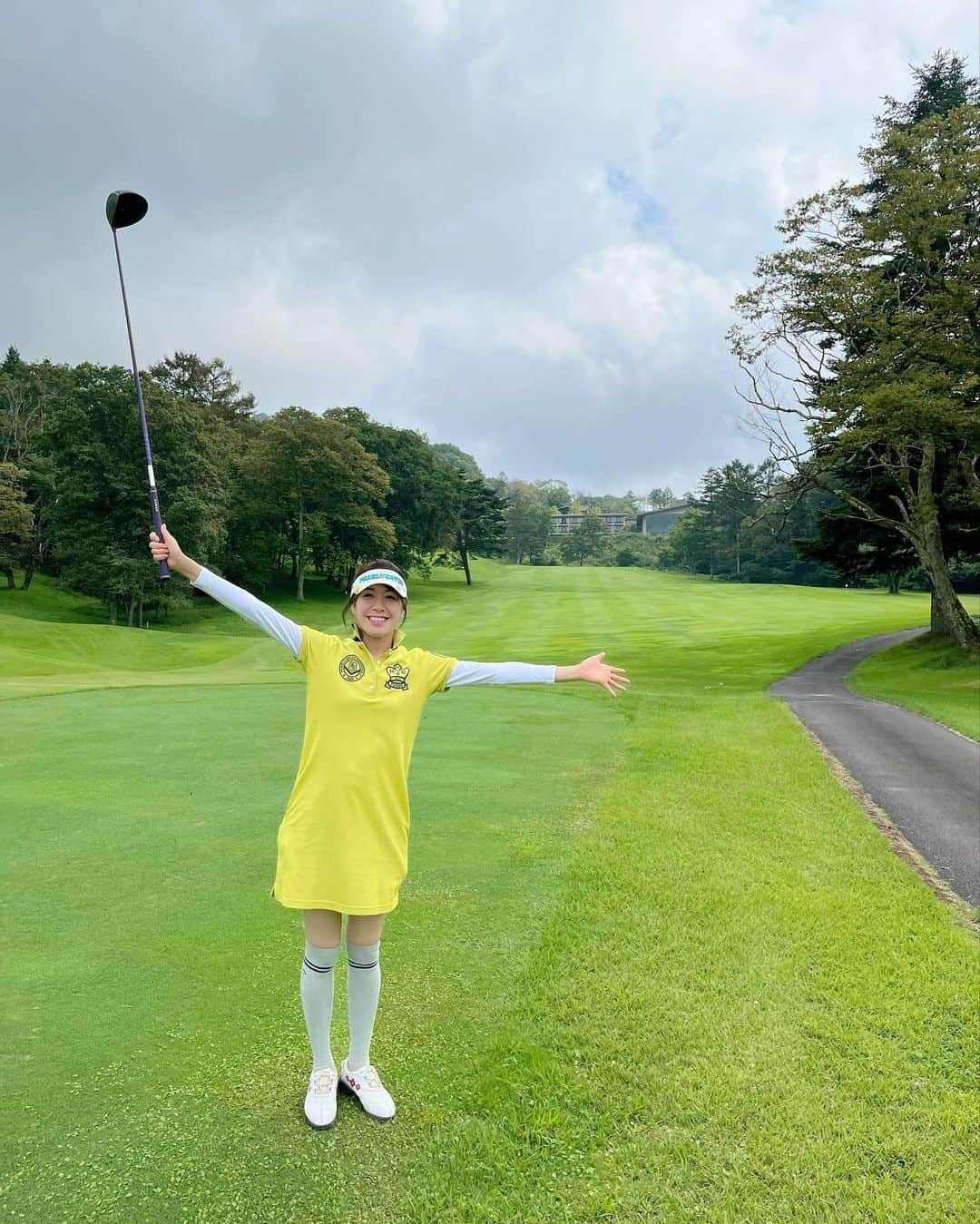 堤友香さんのインスタグラム写真 - (堤友香Instagram)「. 素晴らしき曇天☁️⛳️笑  相変わらずバンカーに入れまくりでしたが 今回はショートホールでパーが取れて 嬉しかった〜✌  今回は新規開拓も色々と🍽️ モーニングに行った #naturalcafeina の アサイーボールと オーガニックあんぱん🤤  @joseluis_japan のお子様オムライスも 素敵でした〜  ゴルフの筋肉痛が続いていますが また通常運転で頑張ります〜🤣  #軽井沢 #軽井沢旅行 #軽井沢グルメ  #ゴルフ #ゴルフ女子」9月19日 22時44分 - yuka_tsutsumi0605