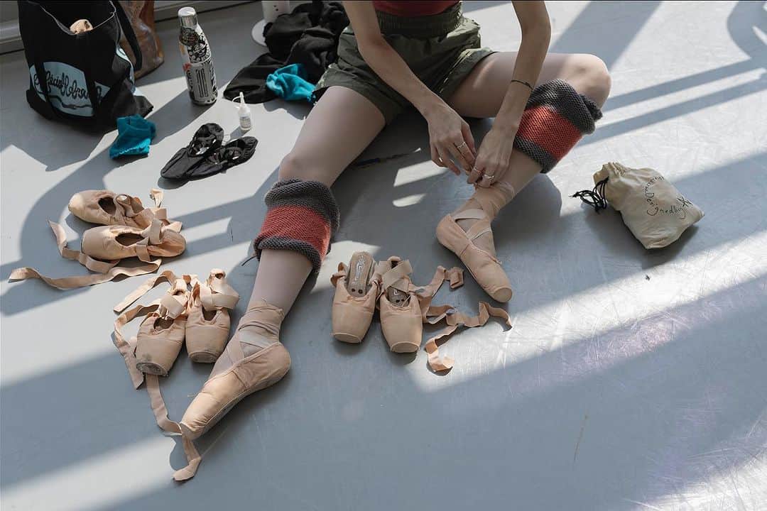 ballerina projectさんのインスタグラム写真 - (ballerina projectInstagram)「“I tend to like newer, more supportive shoes onstage. I prepared four pairs of shoes for each show so I’d have the ability to change when I felt the need. And I ended up using them all.” - 𝐌𝐚𝐱 𝐑𝐢𝐜𝐡𝐭𝐞𝐫  @maxrichtermoves #maxrichter #ballerinaproject #ballerina #ballet #pointeshoes #swanlake   Ballerina Project 𝗹𝗮𝗿𝗴𝗲 𝗳𝗼𝗿𝗺𝗮𝘁 𝗹𝗶𝗺𝗶𝘁𝗲𝗱 𝗲𝗱𝘁𝗶𝗼𝗻 𝗽𝗿𝗶𝗻𝘁𝘀 and 𝗜𝗻𝘀𝘁𝗮𝘅 𝗰𝗼𝗹𝗹𝗲𝗰𝘁𝗶𝗼𝗻𝘀 on sale in our Etsy store. Link is located in our bio.  𝙎𝙪𝙗𝙨𝙘𝙧𝙞𝙗𝙚 to the 𝐁𝐚𝐥𝐥𝐞𝐫𝐢𝐧𝐚 𝐏𝐫𝐨𝐣𝐞𝐜𝐭 on Instagram to have access to exclusive and never seen before content. 🩰」9月19日 22時45分 - ballerinaproject_