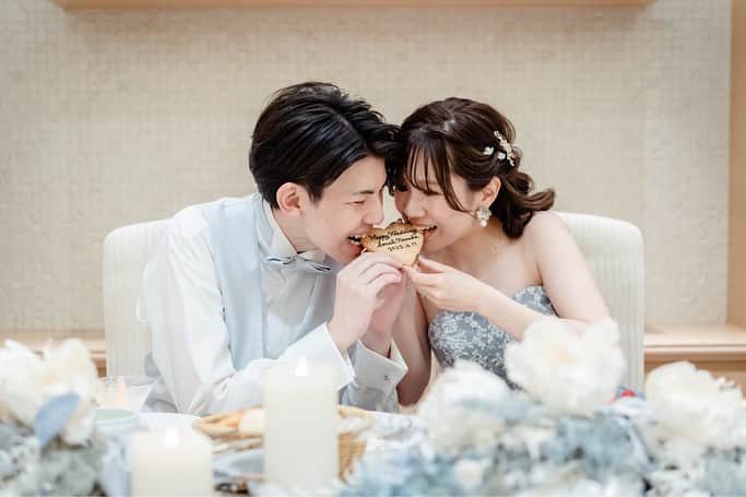 アニヴェルセル 大阪 公式のインスタグラム：「おふたりのオフショット🌟  1つのクッキーをパクリ🍪 結婚式ならではのシーンですね🎵  @anniversaire_official  @anniversaire_osaka   ＿＿＿＿＿＿＿＿＿＿＿＿＿＿＿＿＿＿＿＿＿＿  大阪・難波の結婚式場 アニヴェルセル 大阪 @anniversaire_osaka  ▫️ドレスが映えるロイヤルブルーの大聖堂 ▫️天候に左右されないフラワーシャワースペース ▫️なんば駅すぐに佇むお城のような外観  特別な空間で憧れのウェディングが叶います ＿＿＿＿＿＿＿＿＿＿＿＿＿＿＿＿＿＿＿＿＿＿  #結婚式 #ウェディング #アニヴェルセル #アニヴェルセル大阪 #大阪結婚式場 #大阪結婚式 #なんば結婚式 #なんば結婚式場  #プレ花嫁 #アニ嫁 #2023花嫁 #2024花嫁 #式場見学 #式場探し #ブライダルフェア #フォトウェディング #ウエディングフォト #大聖堂 #大聖堂ウェディング」