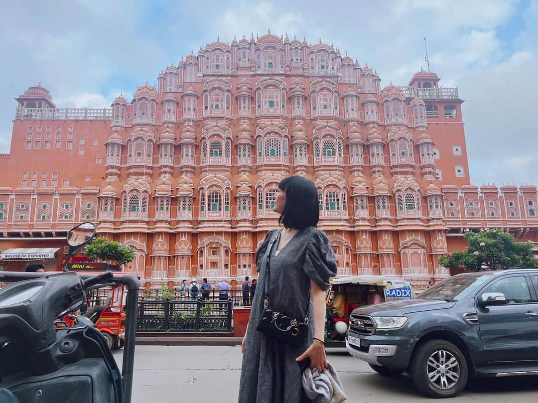 カオルコのインスタグラム：「Hawa Mahal (風の宮殿)  ジャイプールのピンク街の代表的な建物。ピンク色をした砂岩を外壁に用いた5階建ての建造物で、953もの小窓がある。宮廷の女性たちは姿を外から見られることが禁じられていたため、ここから街の様子を見て楽しんでいたとか。  #india #travel  #pink #fashion #dior #mylan」