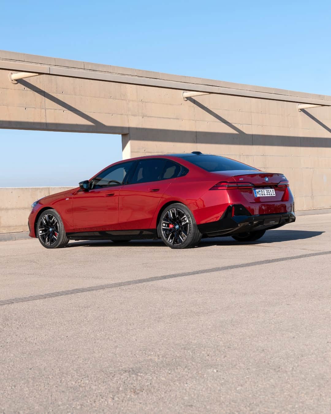 BMWのインスタグラム：「Back up! Back up!  THE NEW BMW i5 M60. 100% electric. #THENEWi5 #THEi5 #BMW #BMWi #BornElectric #BMWElectric __ BMW i5 M60 xDrive​*: Combined power consumption: 20.6–18.2 kWh/100 km. Combined CO2 emissions: 0 g/km. Electric range: 455–516 kilometers. All data according to WLTP. * Preliminary data; no homologation figures available yet. Further info: www.bmw.com/disclaimer」