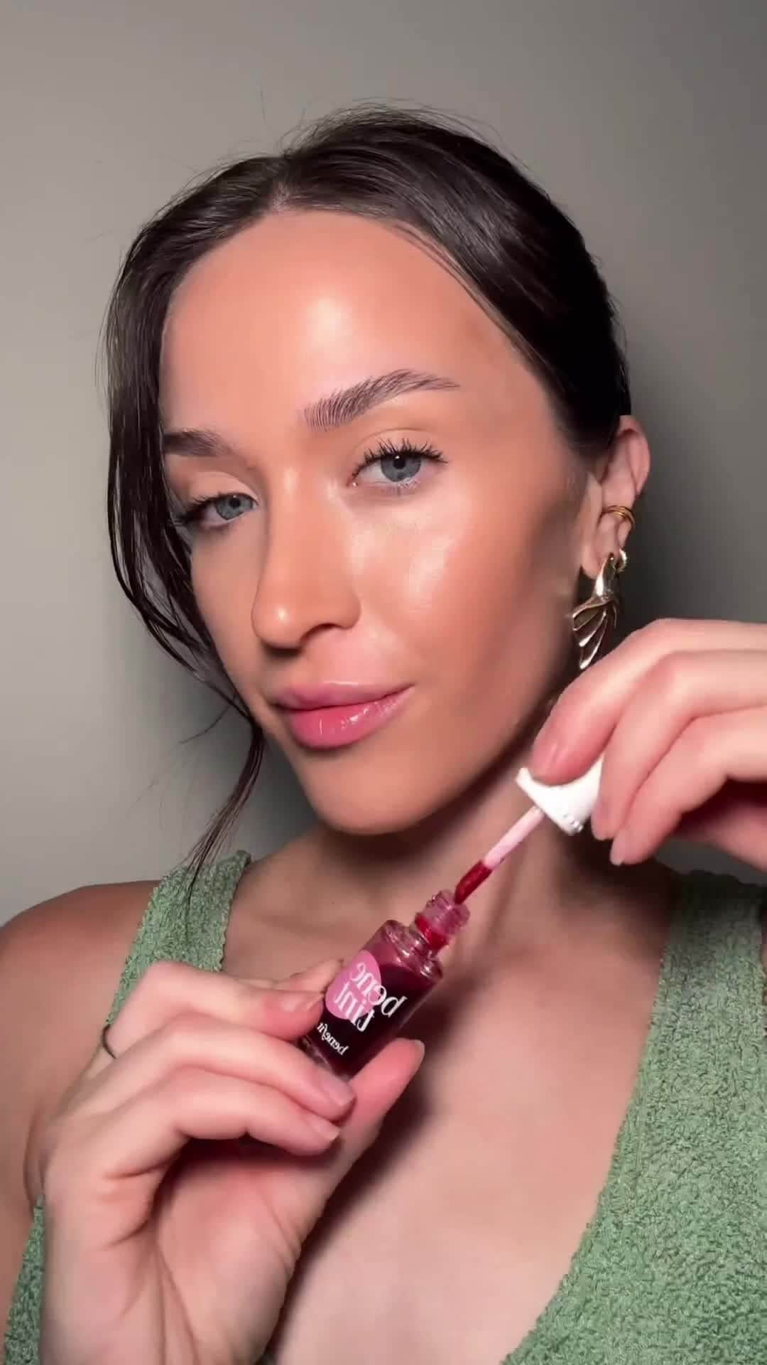 Benefit Cosmeticsのインスタグラム：「Get ready to blush with joy! 😍✨ #benetint is @makeupemalii's secret weapon to achieve the most beautiful and natural-looking flush of rose. Say hello to a radiant glow! 💕✨ ⁠ ⁠ #benefitcosmetics #tints #naturalmakeup」