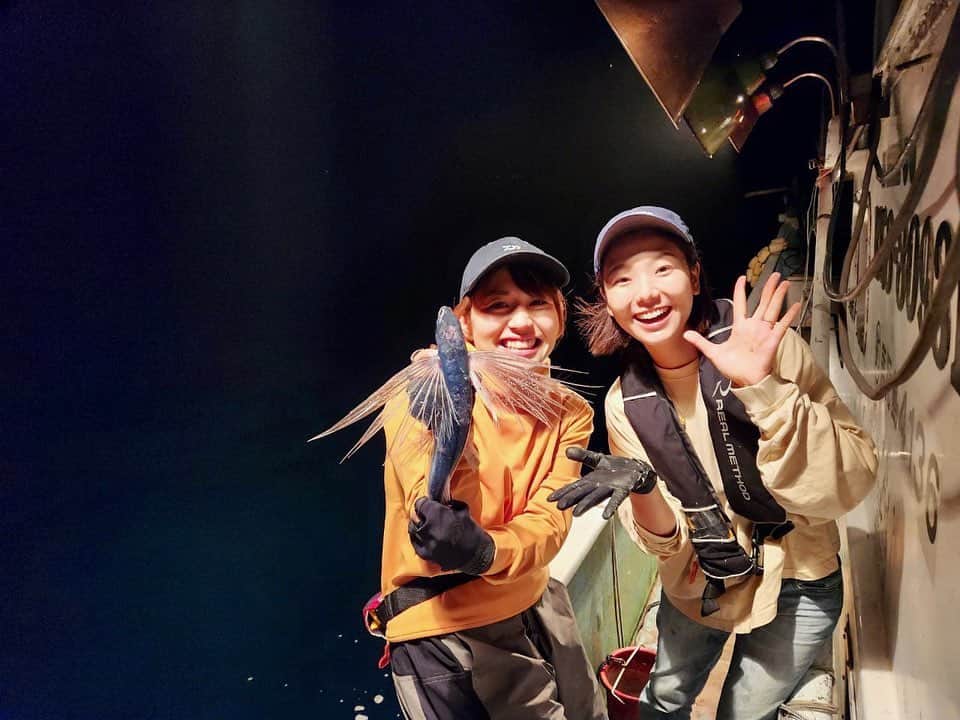 森万由子のインスタグラム：「南大隅町でトビウオをつかまえました🛥️  上園さんとトビウオすくい網漁の体験へ！  ビュンビュン飛ぶトビウオを でっかい網ですくうのは超楽しい！！  たくさんつかまえてそのまま刺身にしました！  最高に面白い体験だった〜💓」