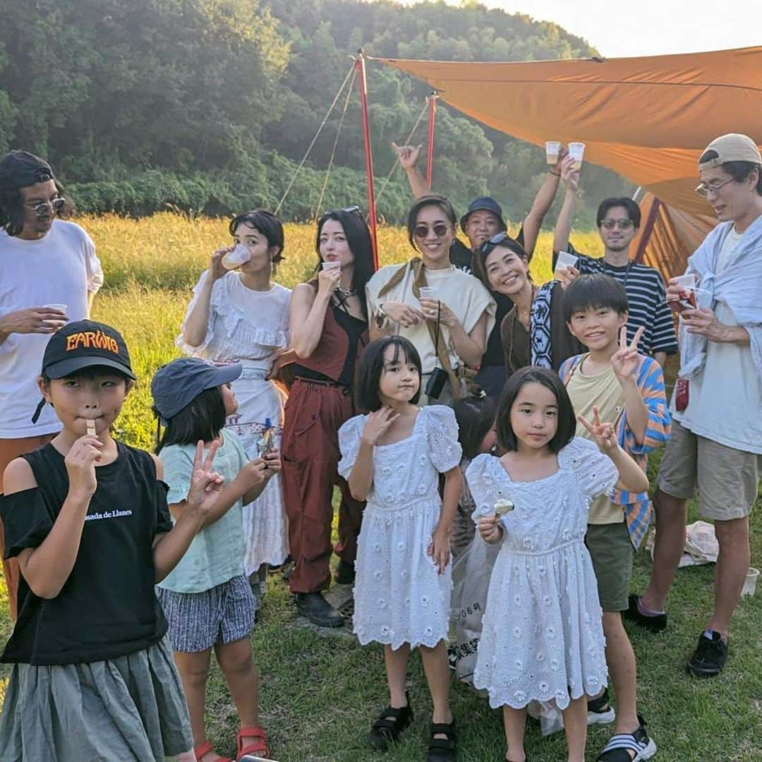 菊井亜希さんのインスタグラム写真 - (菊井亜希Instagram)「古代稲を愛でる会inキトラ古墳 2023🌾  今年はキャンプで友達のB.D.P🎉をしたり、 県外からの友達が遊びに来てくれたり☺️ いつも以上に賑やかな お祭りになりました🏕️  奈良に来て6年半、年々素敵な仲間ができて、 それぞれの得意なことと、惜しみないエネルギー、そして温かなハートを持ち寄って、 このような場所ができて、心を寄せ合う仲間たちと集まれたことに感謝です☺️🙏🏻  関係者の皆さま、残暑厳しい中 本当にお疲れさまでした😊  同じ時間を共有した皆さん、ありがとうございました🫶🏻🏮  今年の古代米の赤い稲穂は さらに強く真っ直ぐに、美しかった🌾❤️  また来年、稲穂が輝く頃に✨」9月19日 22時53分 - bollywoood