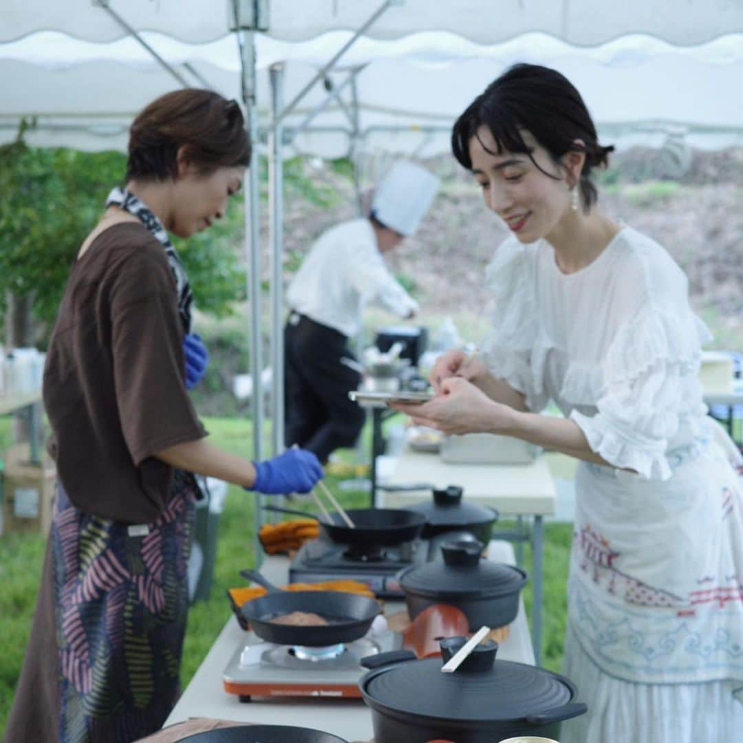 菊井亜希さんのインスタグラム写真 - (菊井亜希Instagram)「古代稲を愛でる会inキトラ古墳 2023🌾  今年はキャンプで友達のB.D.P🎉をしたり、 県外からの友達が遊びに来てくれたり☺️ いつも以上に賑やかな お祭りになりました🏕️  奈良に来て6年半、年々素敵な仲間ができて、 それぞれの得意なことと、惜しみないエネルギー、そして温かなハートを持ち寄って、 このような場所ができて、心を寄せ合う仲間たちと集まれたことに感謝です☺️🙏🏻  関係者の皆さま、残暑厳しい中 本当にお疲れさまでした😊  同じ時間を共有した皆さん、ありがとうございました🫶🏻🏮  今年の古代米の赤い稲穂は さらに強く真っ直ぐに、美しかった🌾❤️  また来年、稲穂が輝く頃に✨」9月19日 22時53分 - bollywoood