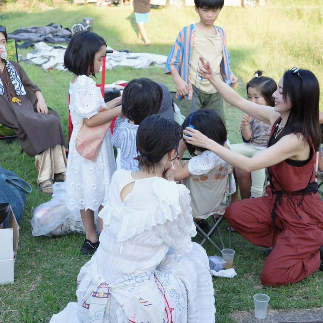 菊井亜希さんのインスタグラム写真 - (菊井亜希Instagram)「古代稲を愛でる会inキトラ古墳 2023🌾  今年はキャンプで友達のB.D.P🎉をしたり、 県外からの友達が遊びに来てくれたり☺️ いつも以上に賑やかな お祭りになりました🏕️  奈良に来て6年半、年々素敵な仲間ができて、 それぞれの得意なことと、惜しみないエネルギー、そして温かなハートを持ち寄って、 このような場所ができて、心を寄せ合う仲間たちと集まれたことに感謝です☺️🙏🏻  関係者の皆さま、残暑厳しい中 本当にお疲れさまでした😊  同じ時間を共有した皆さん、ありがとうございました🫶🏻🏮  今年の古代米の赤い稲穂は さらに強く真っ直ぐに、美しかった🌾❤️  また来年、稲穂が輝く頃に✨」9月19日 22時53分 - bollywoood