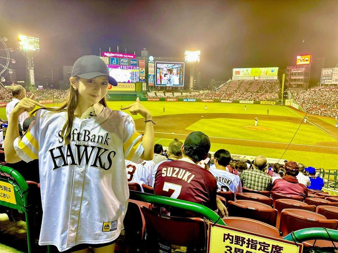 坂本麻子のインスタグラム：「. やぁあああっと！！！ ホークス戦生で今年も観られました⚾️🦅✨ イーグルスの本拠地仙台で観るのは 約10年ぶり！！ 懐かしくて楽しくてお酒が進みました🍻♡笑 cs出場待ってます！！！🔥 . そして今夜は同級生の 1番の親友と語り明かします🐨♪ . #sbhawks#ホークスファン#博多出身 #博多女子#hawksファン#いざゆけ若鷹軍団 #野球好き#野球女子#アナウンサー」