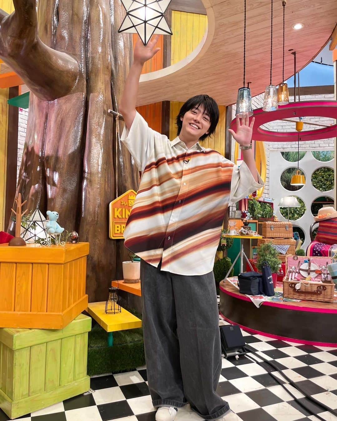 のインスタグラム：「ブランチ衣装👕  【スタジオ】 　 pants:@aiver_official 　　　@sian.pr  　　　 【トレンド部】  vest:@remer_official  pants:@aiver_official 　　　@sian.pr  shoes:@alterum_official 　　　@joyeux_press」