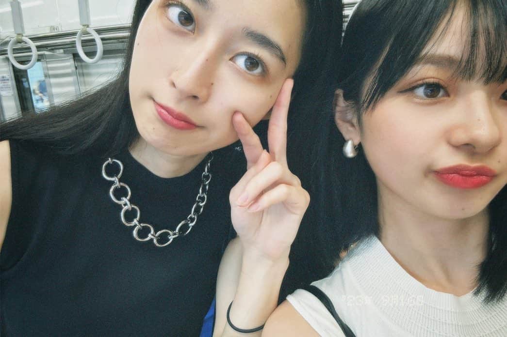 西山なずなのインスタグラム：「🐰🖤」