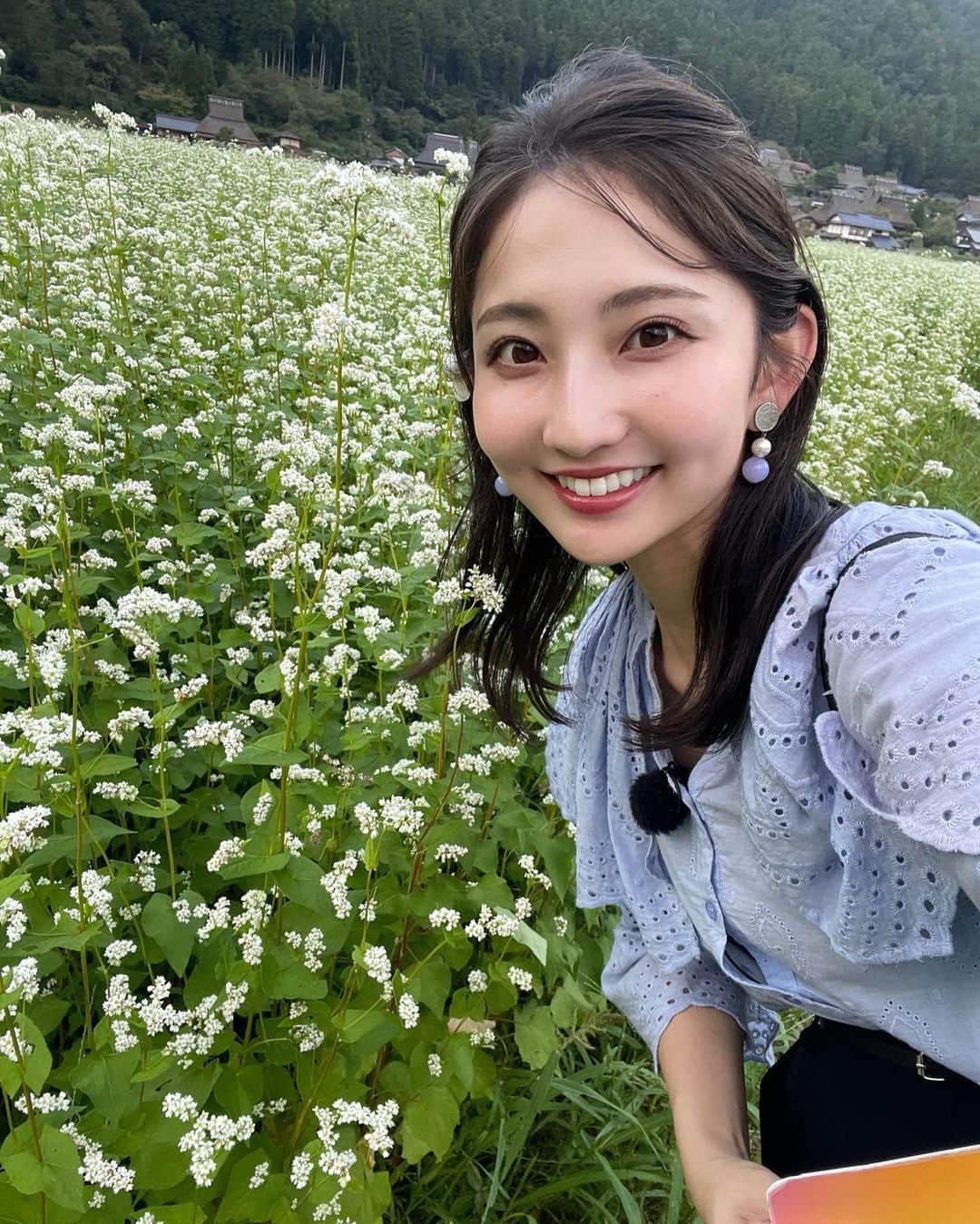 友廣南実さんのインスタグラム写真 - (友廣南実Instagram)「・ きょうは、京都府南丹市にある　 「かやぶきの里」から中継しました🏃  一面に咲き誇るのは、いま見頃を迎えている"そばの花"🌼 物凄く小ぶりの白い花ですが、 よく見ると、さらに小さな花がギュっと１つに集まっているのが特徴的✨  そんな花から取れる"そばの実"を使って、 人生初のそば打ち体験！🔥 出来上がりは…… きしめんの様な太いそばになってしまいました😂笑　 見た目は不細工ですが味は最高でしたよ🤤  中継の合間にはソフトクリームを🍦 そしたら、なぜかおでこにもついてる！？ え！？なんで！？！？笑笑(6枚目)  #かやぶきの里 #そばの花 #そば」9月19日 23時08分 - minami_tomohiro_