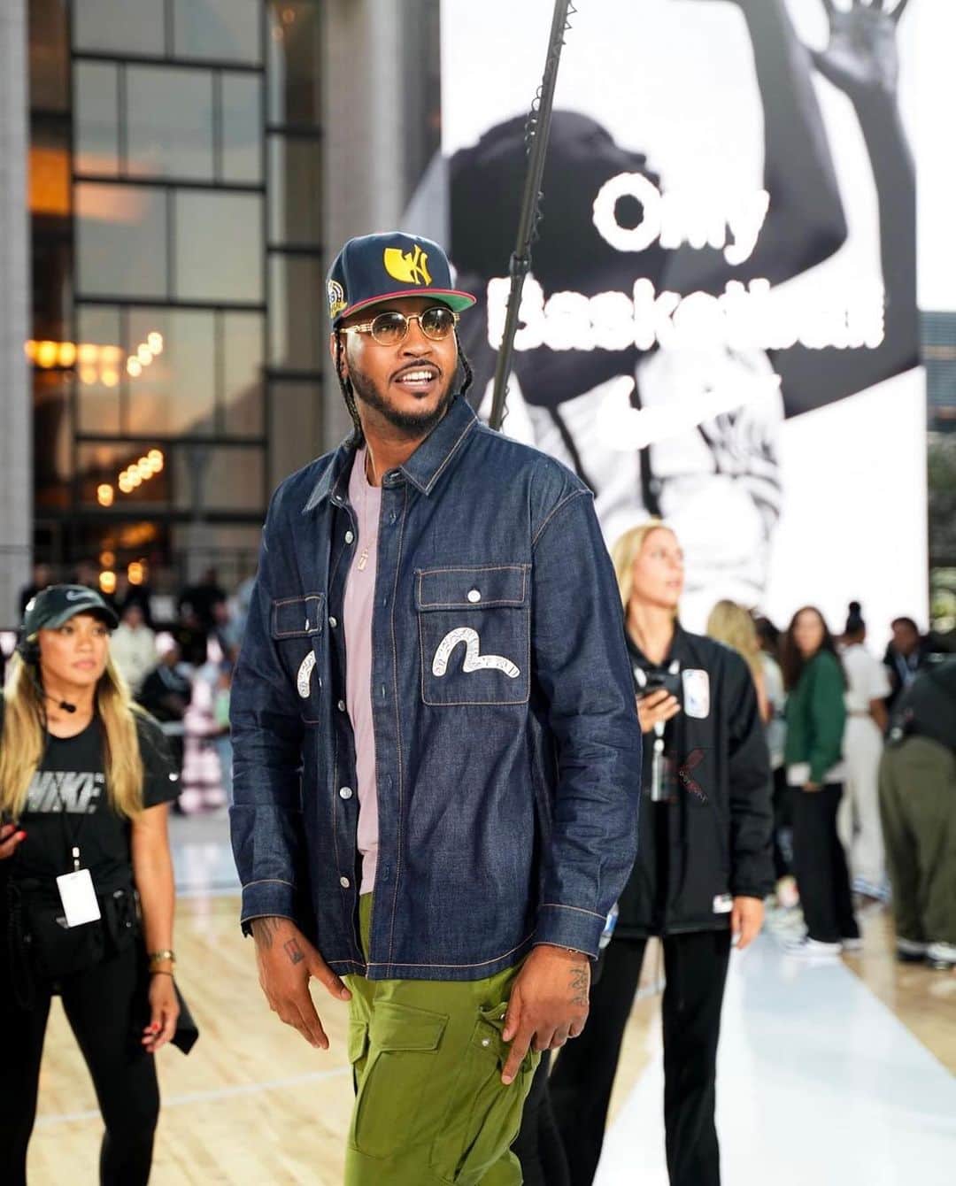エヴィスジーンズのインスタグラム：「@carmeloanthony courtside at the Nike World Basketball Festival in NYC with special guests @thegodrakim and @easymoneysniper.   📷 @shotbykodaclay  📷 @jordanbbank   #evisu  #evisujeans  Stylist @keithpearson_  Creative Direction @khalilahbeavers  Market Credit @nzingaduverney」