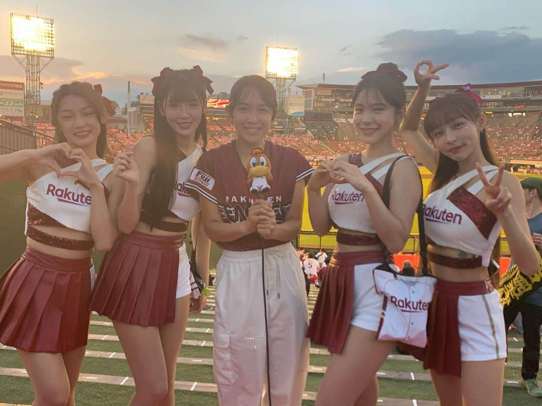 若林翔子さんのインスタグラム写真 - (若林翔子Instagram)「. . 台湾プロ野球楽天モンキーズの チアリーダーちゃん達が 楽天モバイルパーク宮城に 来てくれたーーーー🥹🥹🥹  かわいい…好き…🥹  明日明後日の試合でも来てくれます！ 一緒に応援しに、 ぜひ球場へ😊！！  @rakuten_eagles   #台湾プロ野球　#楽天モンキーズ #楽天ガールズ　#リンシャン　ちゃん #プロ野球　#楽天イーグルス　#福岡ソフトバンクホークス　#中継リポーター　#リポーター　#スマイルグリコパーク」9月19日 23時01分 - shokowakabayashi1685