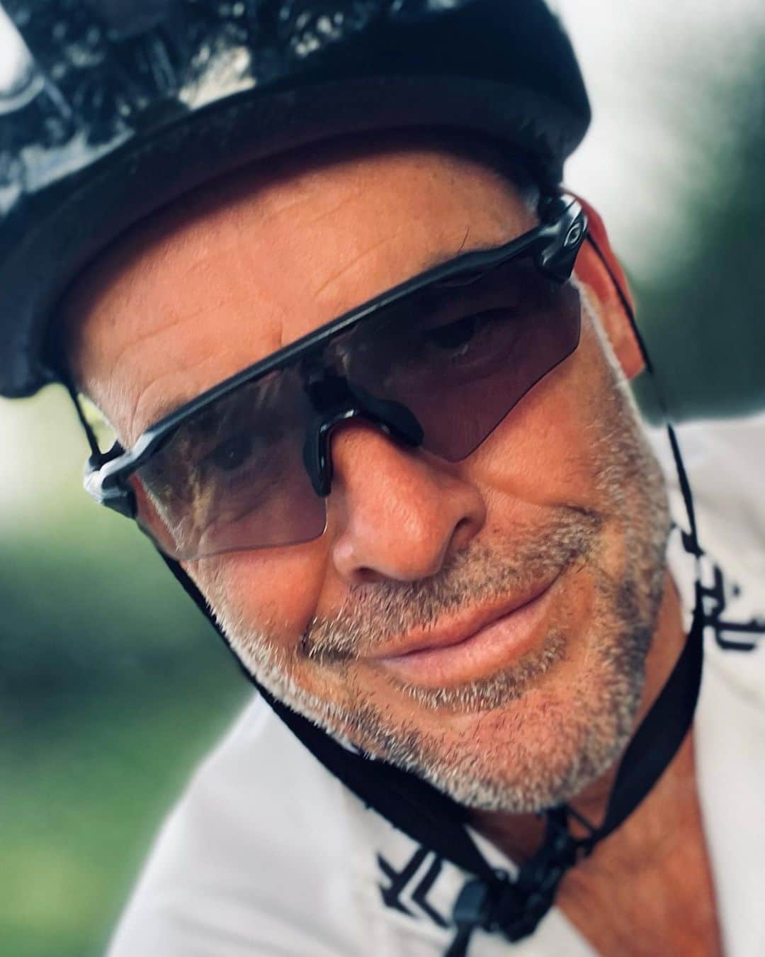 ポール・ブラックソーンのインスタグラム：「Well that really was the last day of English summer. Trying to keep up with my old mate @barney.perkins.3」