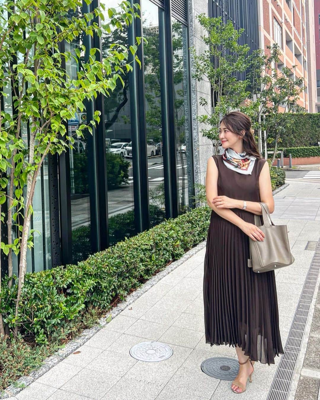 Sayuri（岸岡小百合）のインスタグラム：「* 秋めいてきた気もするけれど、 まだまだ暑くて夏服から脱却できない方も多いはず😆‼️  私もその1人なのですが、 小物で秋っぽさを出そうと頑張っています😆🍂  その中の一つが大好きなスカーフ。 首元にプラスするだけで、 シンプルなお洋服もぐっと格上げされるし、 秋っぽさを出すことができるのでおすすめです☺️  今日巻いたのは @lieulien_lul さんのもの🍁 サイズ感がちょうど良い🙆 カバンにも首にも巻ける汎用性の高いサイズです。  @joint_space の中のブランドには、 他にも好きなブランドがいくつかあるのですが、 秋物が可愛すぎて困ります😆💦  #jointspace  #lieulien_lul  #lieulien  #スカーフコーデ #スカーフ好きな人と繋がりたい  #秋コーデ」