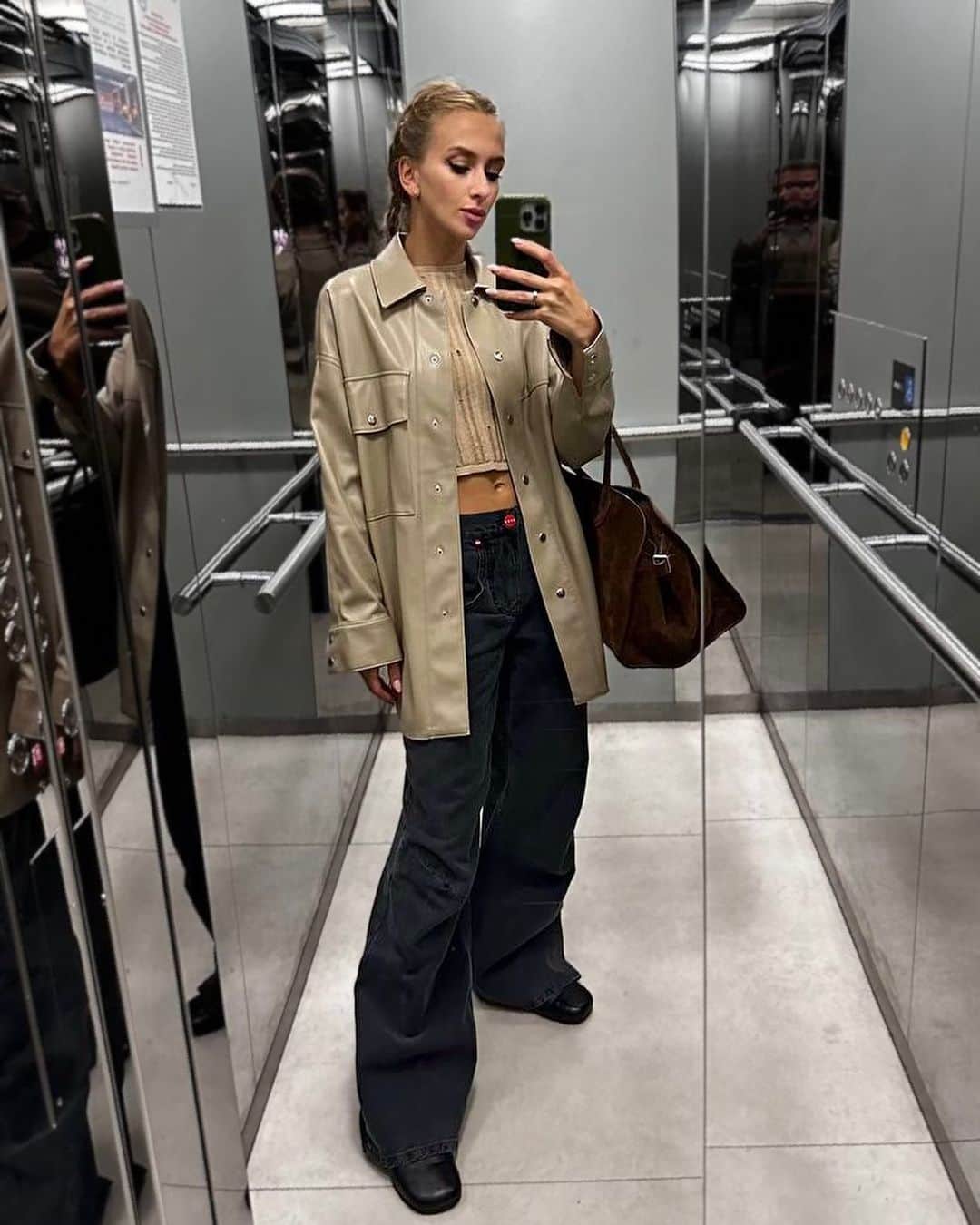 ヴィクトリヤ・シニツィナのインスタグラム：「Не могла не сделать селфи в любимом лифте своего дома😁 Кто давно на меня подписан уже 💯 его знают))   Было классно побывать в Москве, но мы уже вернулись в Сочи!😊」