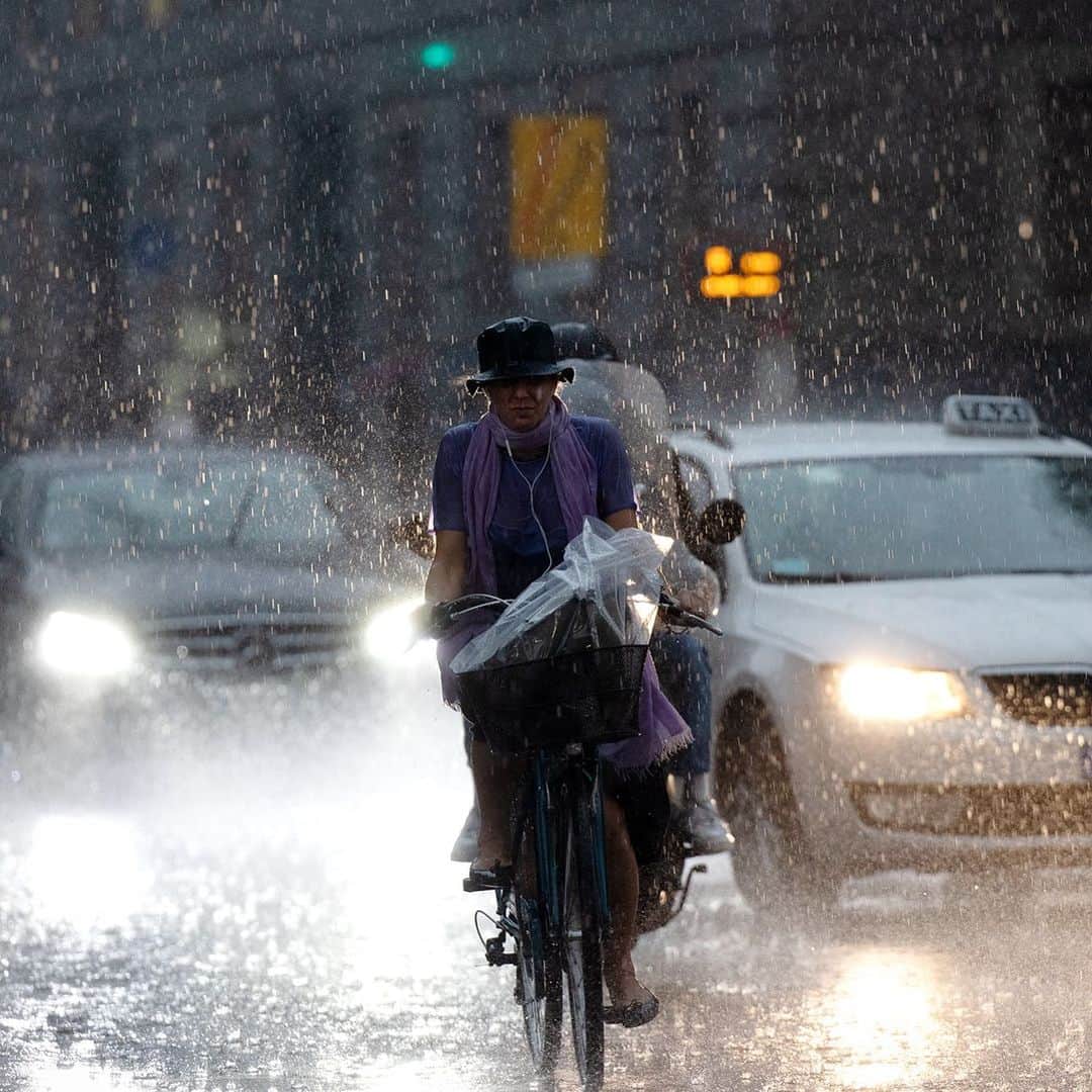 スコット・シューマンのインスタグラム：「Last nights rain was pretty dramatic but that doesn’t stop the Milanese ! Milan (of course)」