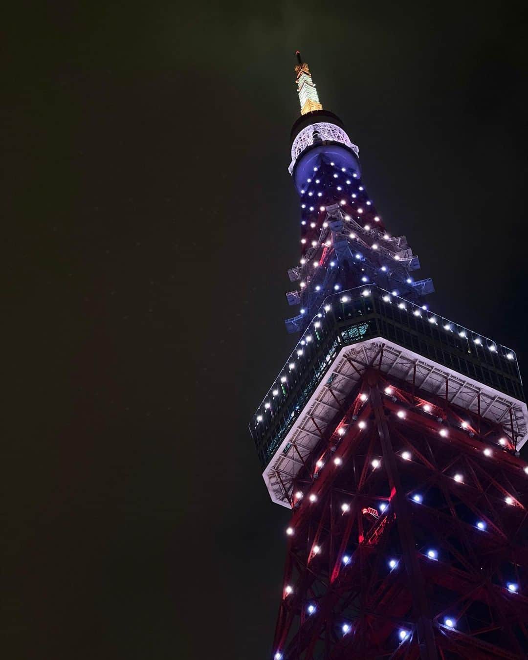 のインスタグラム：「東京タワー🗼可愛い色🌈✨✨ ・ ・ ・ ・ #cawaii #tokyotower  #東京タワー #キラキラ #イルミネーション」