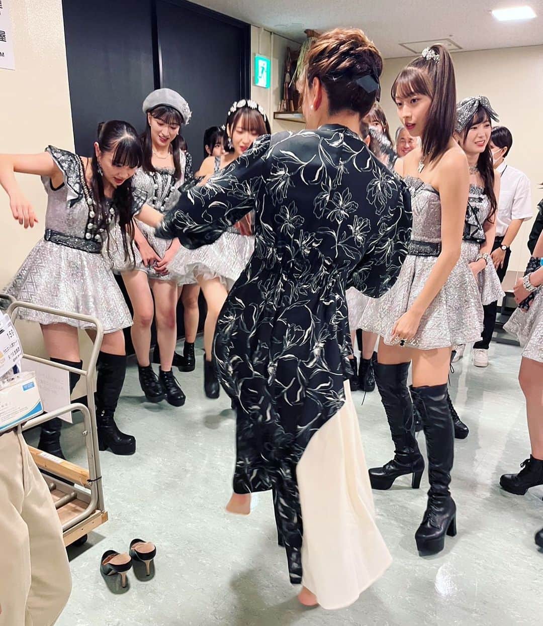 のインスタグラム：「本番前…小田さくらちゃんが 『恋のダンスサイトのサビのステップの ニュアンスがわからないんです！』と 質問してくれて…  本番ギリギリ前に こんな感じだよー🎵と 伝えているところの写真🍀✨  マネージャーさんが パチリと撮ってくれてました😆  ヒールだとうまく踊れないからから 私…裸足🤣笑  ニュアンスまでしっかり 汲み取ろうとしてくれる 真剣な姿勢に感動です😭✨  ありがとう💜💙🩷  #モーニング娘23 #オフショット」