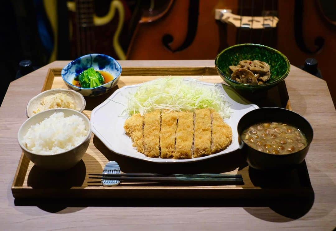 休日課長のインスタグラム：「今夜は自宅でひとりとんかつ定食。お取り寄せしたロースがとっても美味しくて幸せ。レンコンのきんぴらもたまりません。ごちそうさまでした！  そしてとんかつを食べるたびに思い出す、トンカツ大王の大将の名言…いいかい学生さん、とんかつをなぁ…  #自炊 #本炭 #本日の炭水化物 #とんかつ #レンコンのきんぴら #もやしのナムル的なの #ほうれん草に出汁かけたの #なめこ汁 #ごはん #つや姫 #平田牧場 #金華豚 #カドヤ株式会社 #一等小麦粉パン粉」