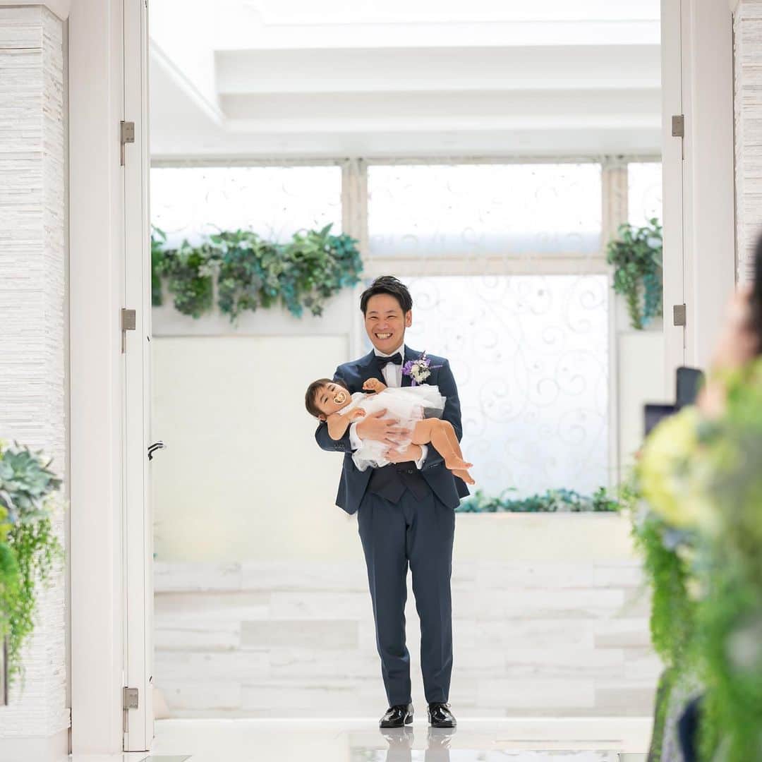 アルカンシエル南青山さんのインスタグラム写真 - (アルカンシエル南青山Instagram)「【純白の空間で一生の誓いを】 ・ 真っ白なチャペルの非日常空間で行う誓いのシーン ・ おふたりの大切な誓いを大事なお子様とともに･･･ ・ おふたりにとってもお子様にとっても忘れることができない 心温まる素敵なシーン ・ おふたりの大切なゲストの皆様の前で誓う言葉を胸に おふたりのご結婚を祝福し、おふたりの未来をてらします ・ 大切な1日を大切な人たちと過ごしてみてはいかがでしょうか  . .................................. 南青山で🌱光×水×緑🌿 を感じられる結婚式場🕊✴︎ . 『感謝を、式のまんなかに。』をテーマに 自然体で感謝が伝わる結婚式の事例を紹介💛 . 👇🏻をタップ🌈👣 @arcenciel.minamiaoyama ......................................  #挙式レポ  #挙式レポート  #ウエディングドレス  #誓いの言葉  #フラワーシャワー  #ウエディングレポート #ウエディングレポ #アルカンシエル #アルカンシエル南青山 #アルカン花嫁 #東京花嫁 #東京プレ花嫁 #東京ウェディング #東京結婚式 #表参道花嫁 #表参道プレ花嫁 #表参道ウェディング #表参道結婚式 #ナチュラルウェディング #日本中のプレ花嫁さんと繋がりたい #感謝を式のまんなかに #2023秋婚 #2023冬婚 #2024春婚 #2024夏婚」9月22日 21時00分 - arcenciel.minamiaoyama