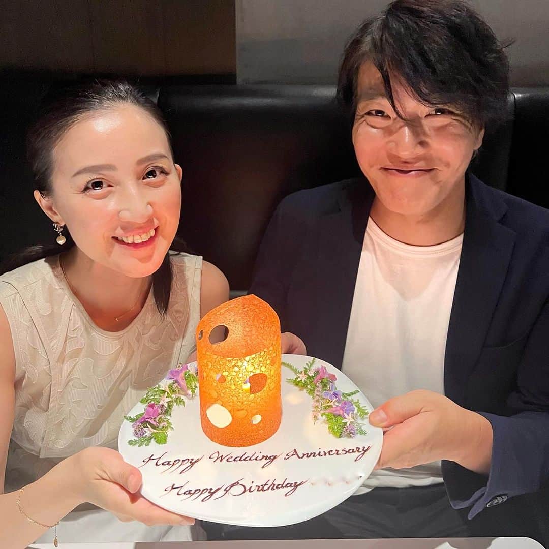 来栖あつこさんのインスタグラム写真 - (来栖あつこInstagram)「☺️❤️☺️ 2023.9.19  夫の誕生日。 そして、私たち夫婦、6回目の結婚記念日。  念願の『レフェルヴェソンス』へ。 いやはや、最高のおもてなしだった。 定番メニューの蕪、また食べにいかねば✨  ダーちゃんはここ数年でだいぶ 横に成長しているので、メタボが 悪化しないよう、健康第一✨ でいてほしい😅  #記念日ご飯　#記念日ディナー　#結婚記念日 #結婚　#記念日　#誕生日　#birthday　#リス顔 #猫顔 #たぬき顔 #アヒル口 #atsukokurusu #来栖あつこ」9月19日 23時12分 - atsukokurusu