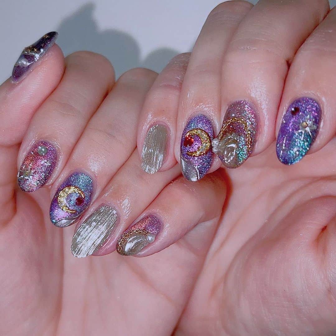 なかやまちえこのインスタグラム：「ハロウィン風味のネイル🌙⠀ ⠀ @emena_nail.official #nail #nails #nailart #ネイル #美甲 #ネイルアート  #japanesenailart #manucure #japanesenails #manicurist #gelnails #أظافر #네일아트 #미용  #เพ้นท์เล็บ #artedeuñas #เพ้นท์เล็บเจล #ジェルネイルデザイン #ネイルデザイン #nagelkunst #halloween #ハロウィン #halloweennails #ハロウィンネイル」