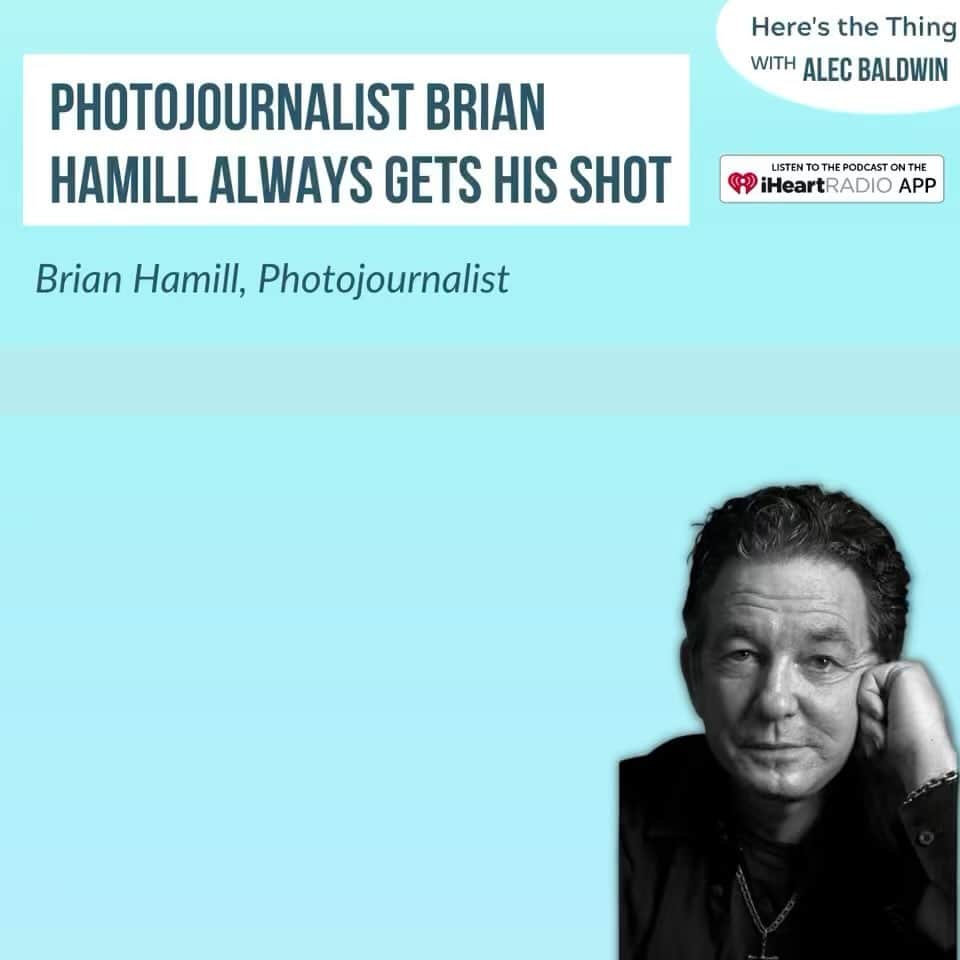 アレック・ボールドウィンのインスタグラム：「This week on “Here’s The Thing,” @BrianHamillPhotography is renowned for capturing legends like Ali, Sinatra, and Streisand. The NYC native’s work includes shots from films like “Annie Hall” and “Raging Bull,” and significant events like the Northridge Earthquake.    We discuss his growing up in Brooklyn as the child of Irish immigrants, his behind-the-scenes experiences on the world’s most memorable movie sets, and the backstory that led to taking John Lennon’s portrait.  Listen to the episode now at the link in bio.」