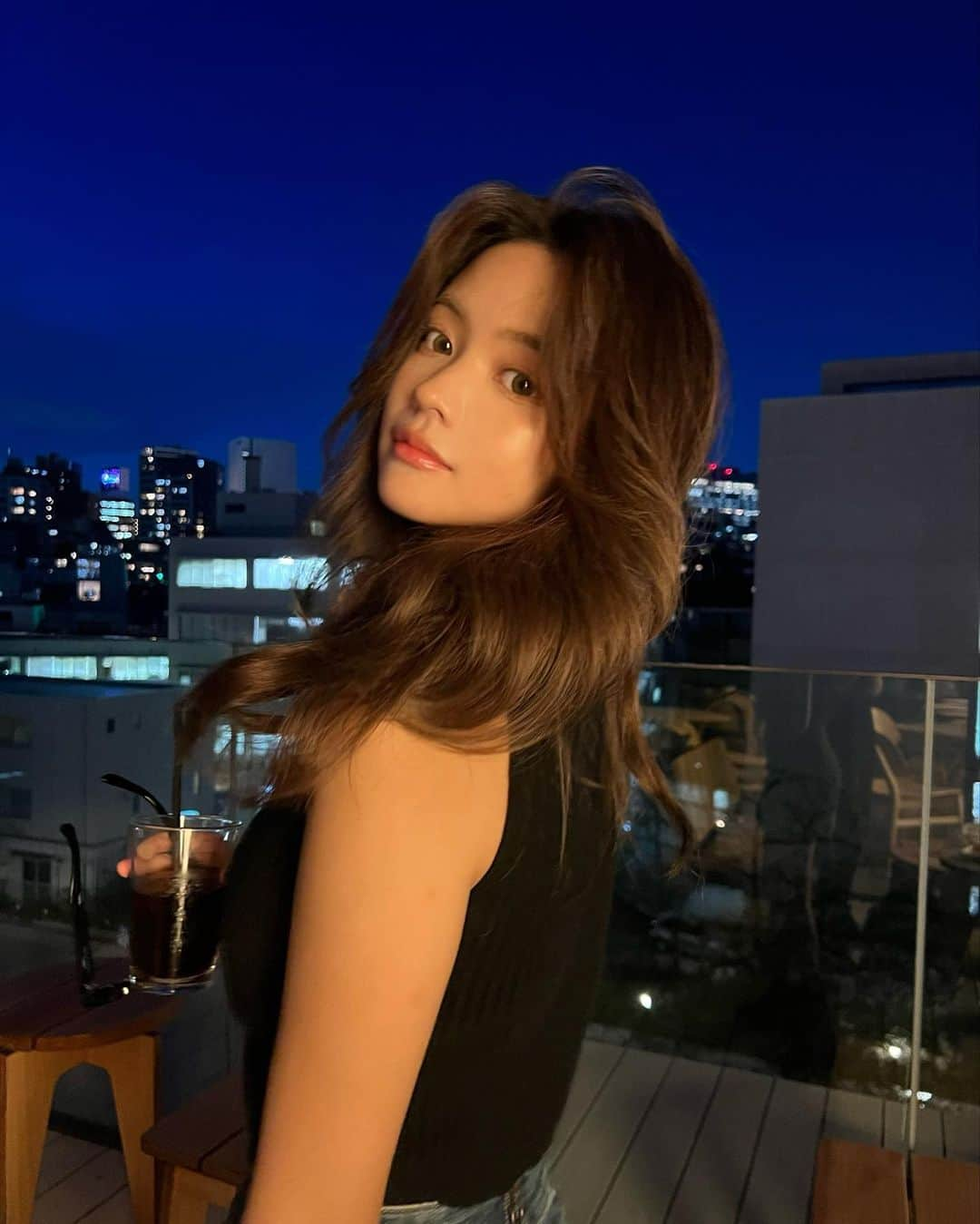 徳本夏恵（なちょす）のインスタグラム：「大好きな @starbucksreserve_tokyo で ブラックコーヒーだけの我慢day。 人見知りってもんを知らなそーな店員さんにほっこりしながら、 やっぱりここのお店好きだなぁって。 ニタニタしてた。 久しぶりにミニスカとか履いちゃって。 はやく秋来てほしいなぁ🍁❤︎  tops＆shoes＆skirt @zara  #nofilter #なちよのわたくしふく」