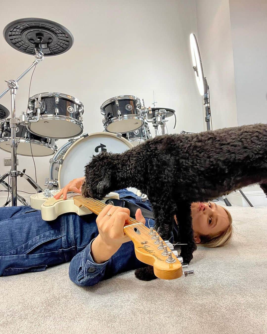 フローリーのインスタグラム：「What are you listening to at the minute? I’m looking for new music inspo….for drumming, covers, and general bopping around the house 💃🏻 Send me your faves 👇🏼❤️」