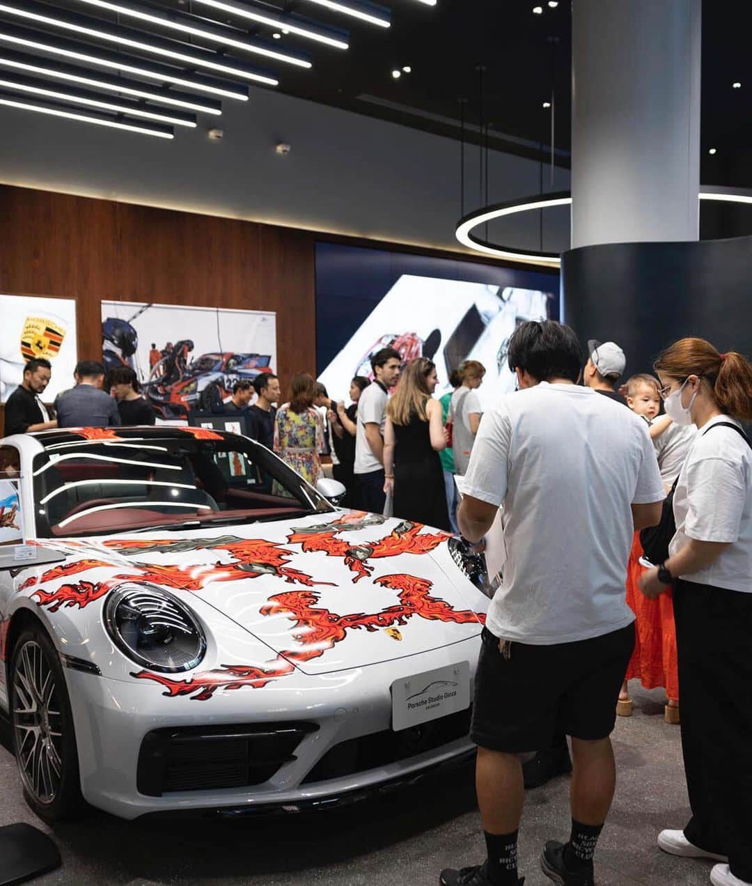 田村大のインスタグラム：「『Porsche x Dai Tamura Special ART exhibition』  3日間の展覧会在廊が終わりました。 (展覧会自体は24日まで)  本当にたくさんの方々がお越しくださり、皆さま忙しい合間を縫って作品を見に、会いに来て下さいました。  途切れることのない笑顔が溢れる幸せな空間でした。  お写真を見て来られた方はこの展覧会を思い出して頂きたいですし、来られなかった方にも是非様子が伝わったら嬉しいです。  最初の打ち合わせは3月2日、そこから半年以上かけて多くの方々のお力を借りながら期待と不安の中準備をしてきました。  最初に繋いでくれた方、そこから企画を通してくれた方、形にしてくれた方、拡げてくれた方、協力してくれた方、、、  僕は絵しか描けない、つくづく僕は周りの方々に夢を叶えてもらっていると実感しています。  本当にありがとうございました。  これからも変わらず自己ベストを更新し続け、挑戦し続けていきますので、応援して下さると嬉しいです。  ちなみにワイドナショーを見て1番聞かれる質問の答えですが、八王子会には入会させて頂きました！笑」
