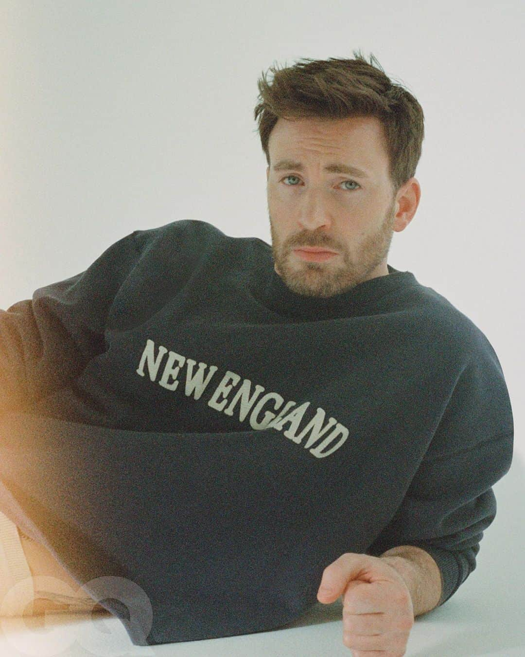 GQさんのインスタグラム写真 - (GQInstagram)「Would Chris Evans ever go back to Marvel? “I’ll never say never, just because it was such a wonderful experience. But I’m also very precious with it. It’s something that I am very proud of.”   For GQ’s October issue, Evans gets honest about initially saying no to the role of Captain America, how he feels about acting, and the real reason why he left Los Angeles. Read the cover story at the link in bio.   Written by @zachbaron Photographed by @stevie_dance Styled by @imamandapham Hair by @hairbyorlandopita Skin by @kumicraig」9月19日 23時21分 - gq