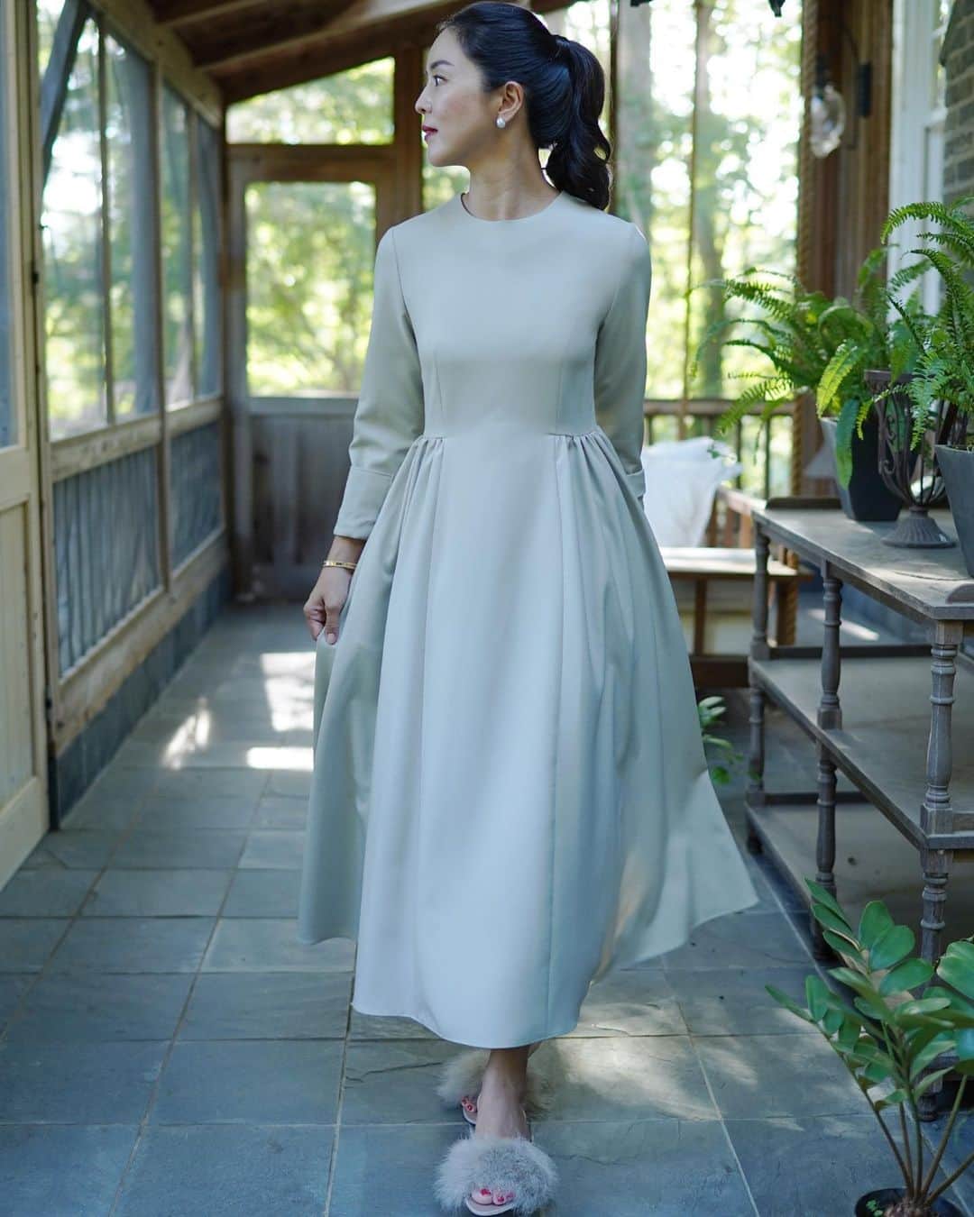 鈴木六夏のインスタグラム：「今夜はEVERYDAY DRESS matureの 新色サンドベージュをご紹介いたします！  夏の半袖でお出しして 大変ご好評頂いた淡いベージュ。 夏は麻のような表情も持っているなと思っていましたが 長袖は冬の白コーデを楽しめたり 暗くなりがちな冬の街で グッと明るく華やかな存在になると思います✨ 甘くなりすぎないベージュの絶妙な色出しもポイントです！  もちろんこちらも 撥水、防シワ、防汚。 薄い色だからこそ、より助かる機能性！  9/22 21:00 @the9shop_211」