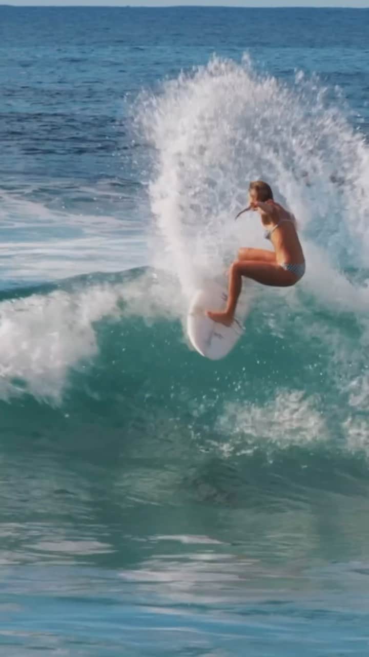 ブリアナ・コープのインスタグラム：「I can’t get enough of….. surfing and @madhippiebeauty 🥰☀️🙂🫶  #surf #waves #fun」